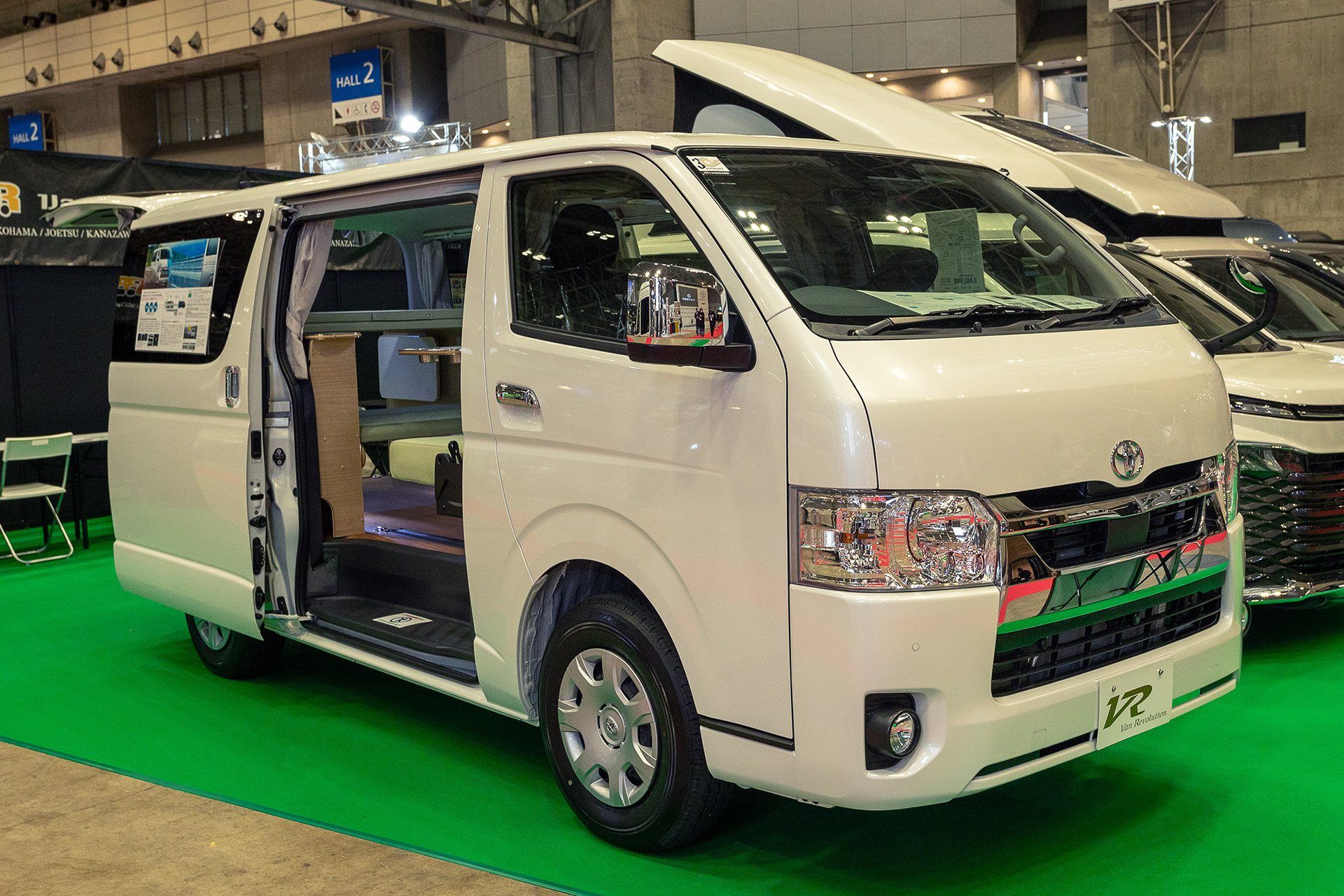 ハイエースやキャラバンといった大型バンをベースにしたバンコン。日本の市場で人気があるのがこのタイプだ