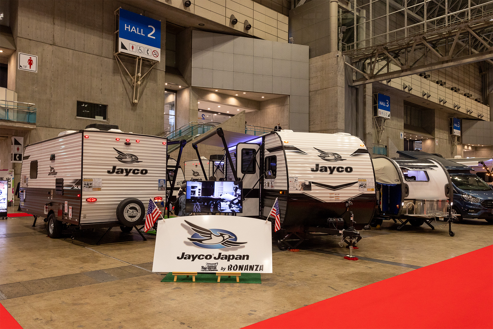 キャンピングトレーラーは牽引免許不要のモデルも多く、セダンやSUV、スポーツカーを所有しているユーザーからの注目度も高い