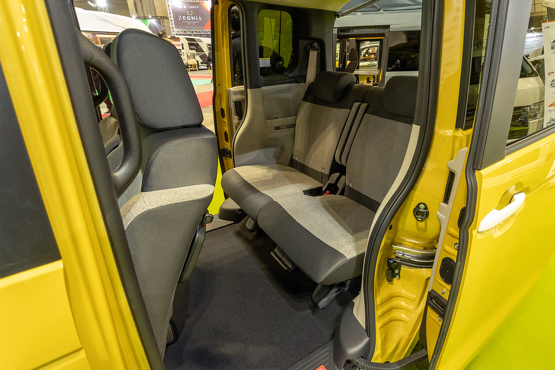 軽自動車では寝るスペースを作るために居室の機能が犠牲になることも多いがポップアップルーフ付きであれば室内はそのまま