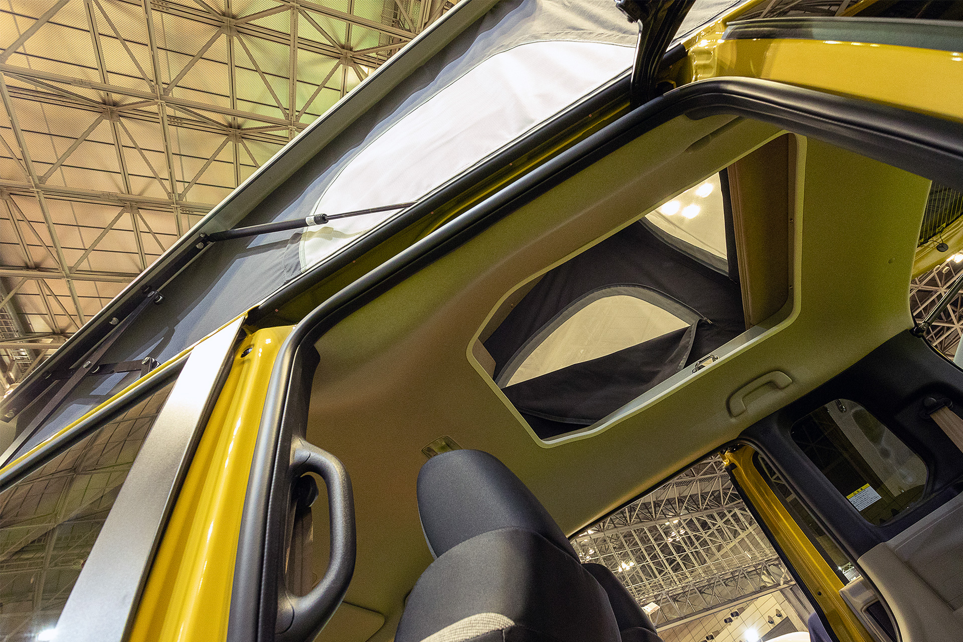 取り付けにはルーフの加工を行なう。大人2名が就寝できるスペースができる