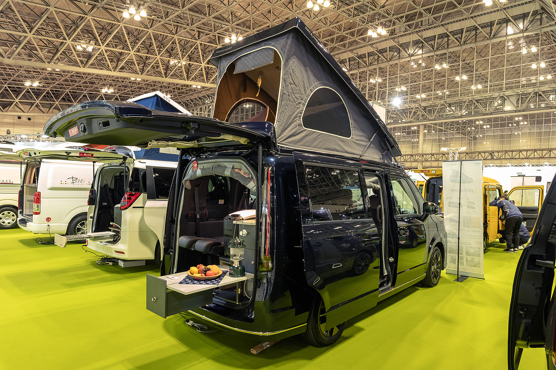 ホワイトハウスキャンパー製の「DECK ONE」。ホンダ ステップワゴンがベース。「JOY」というトップグレードではサードシートを外してスペースにギャレーを設けている