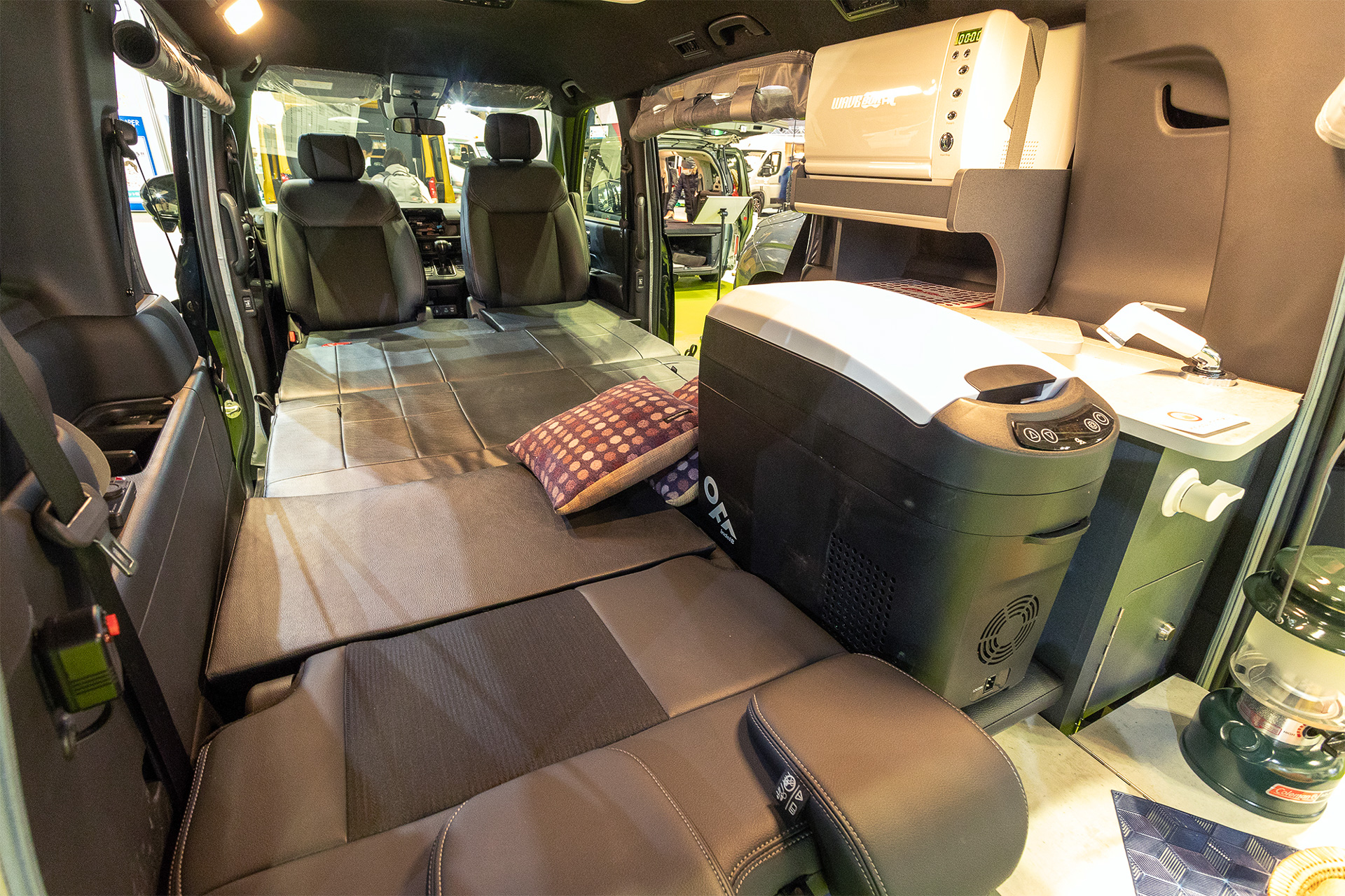 フロント回転シートは全グレードに装備可。セカンドベンチシート（フラットベッド）を装備しているモデルもあり、こちらは車内でも快適な車中泊ができる