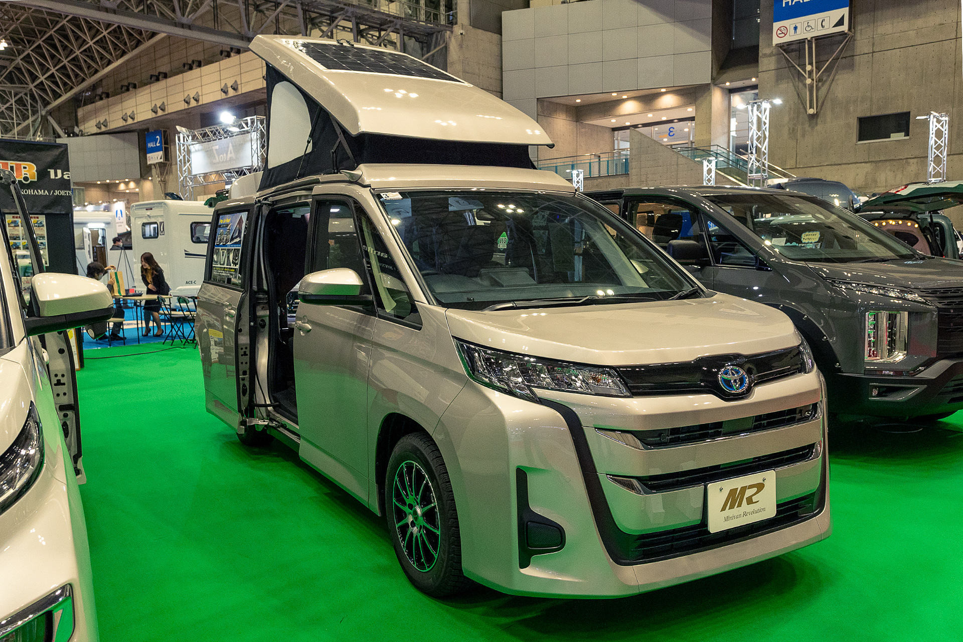 バンテックが出展していた「MR」というモデル。トヨタのノア＆ボクシーをベースにして、FFヒーター、ビルトイン電子レンジ、サブバッテリーなどキャンピング設備を備える。ベッドスペースは1900×1100mmと広く、ベッドをしまうと5名で乗車できる