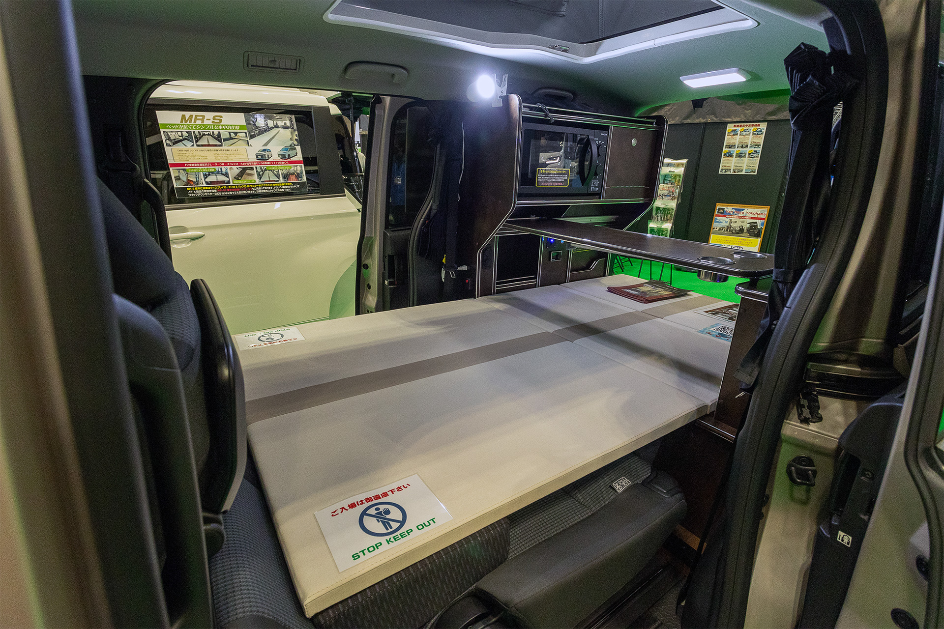 乗用車用シートの上にベッドを設けているので天井までが近くなるのも乗用車ミニバンベースの特徴。それゆえポップアップルーフが使いやすい