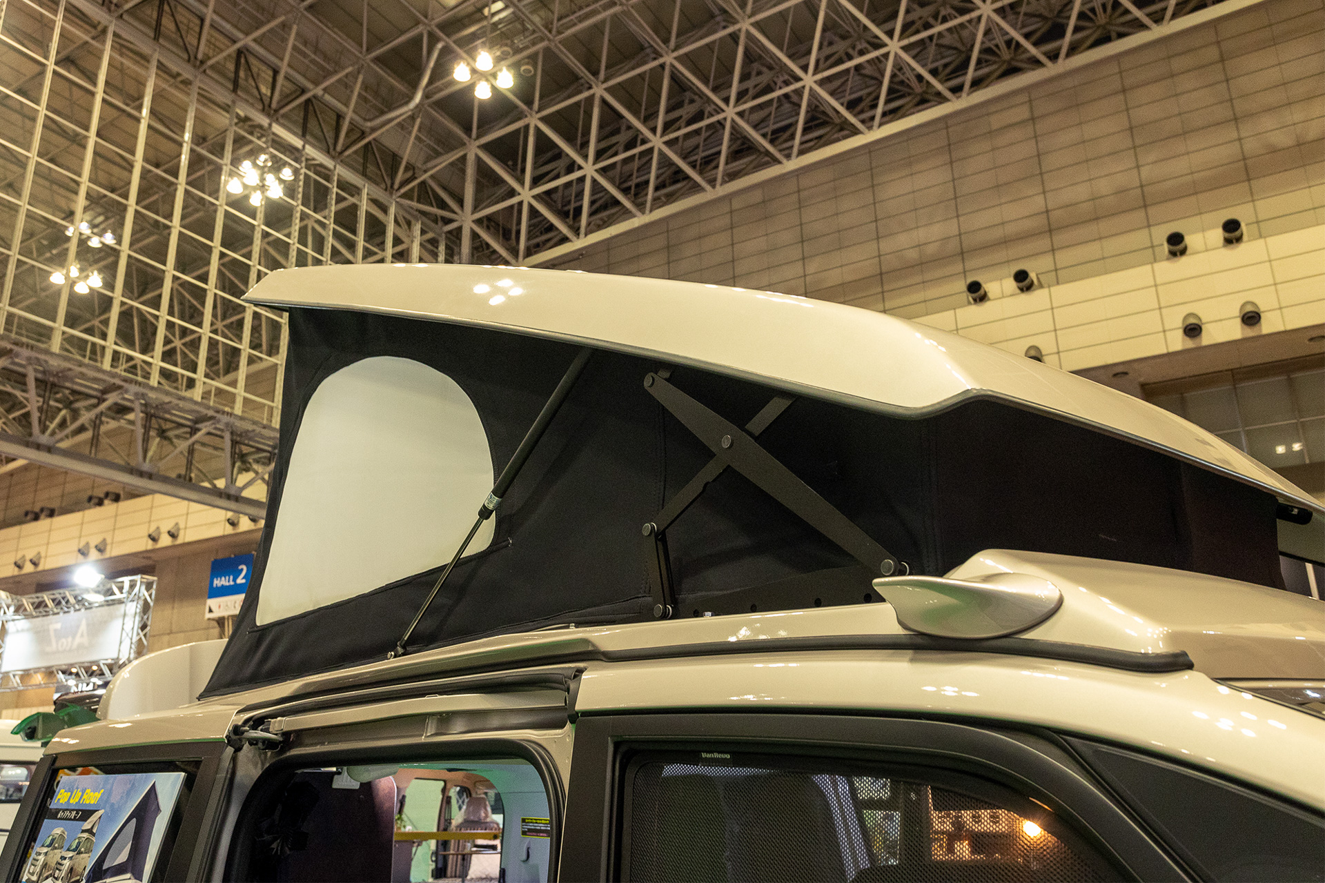 ポップアップルーフはオプション。就寝スペースとして便利というだけでなく、上げていると車内でまっすぐ立つこともできるので、着替えがしやすい。また、キャンプ地でポップアップしたスペースを荷物置きとする使い方もある