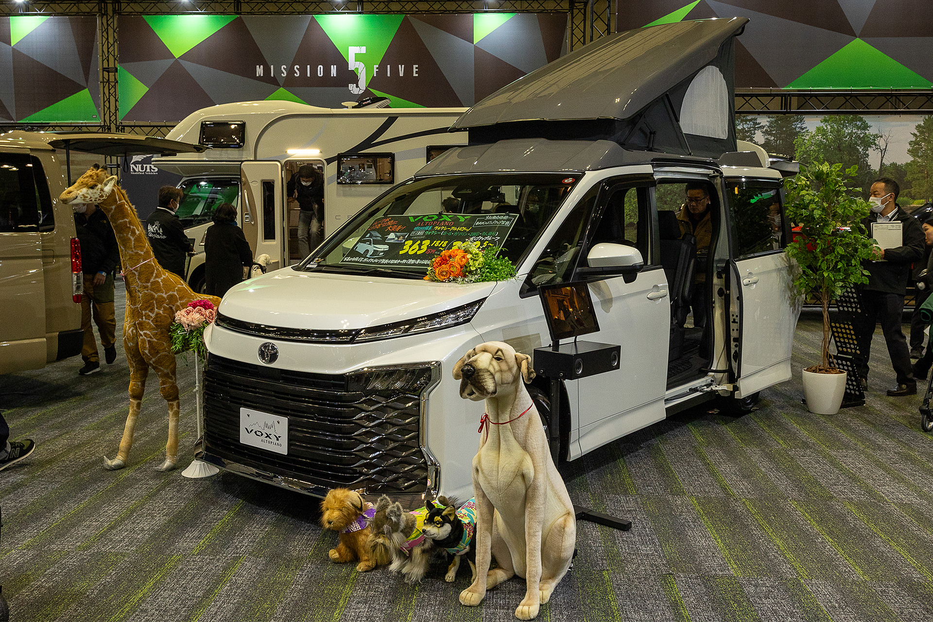 トヨタモビリティ神奈川の「ボクシー アルトピアーノ」。ポップアップルーフを装備した特別仕様車。ノアバージョンもある