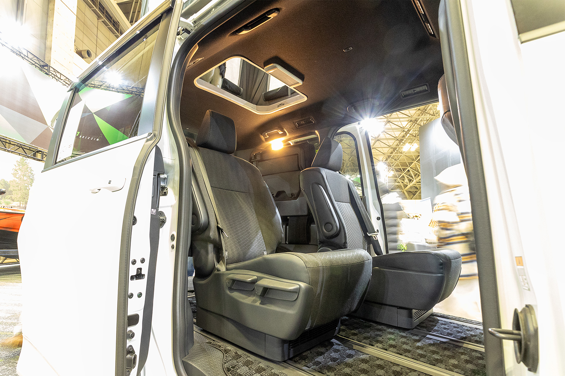 室内はノーマルなので普段の利用にまったく不都合はない。ノア、ボクシーの快適さはそのままだ。ルーフ後方にポップアップルーフのスペースへの入口がある