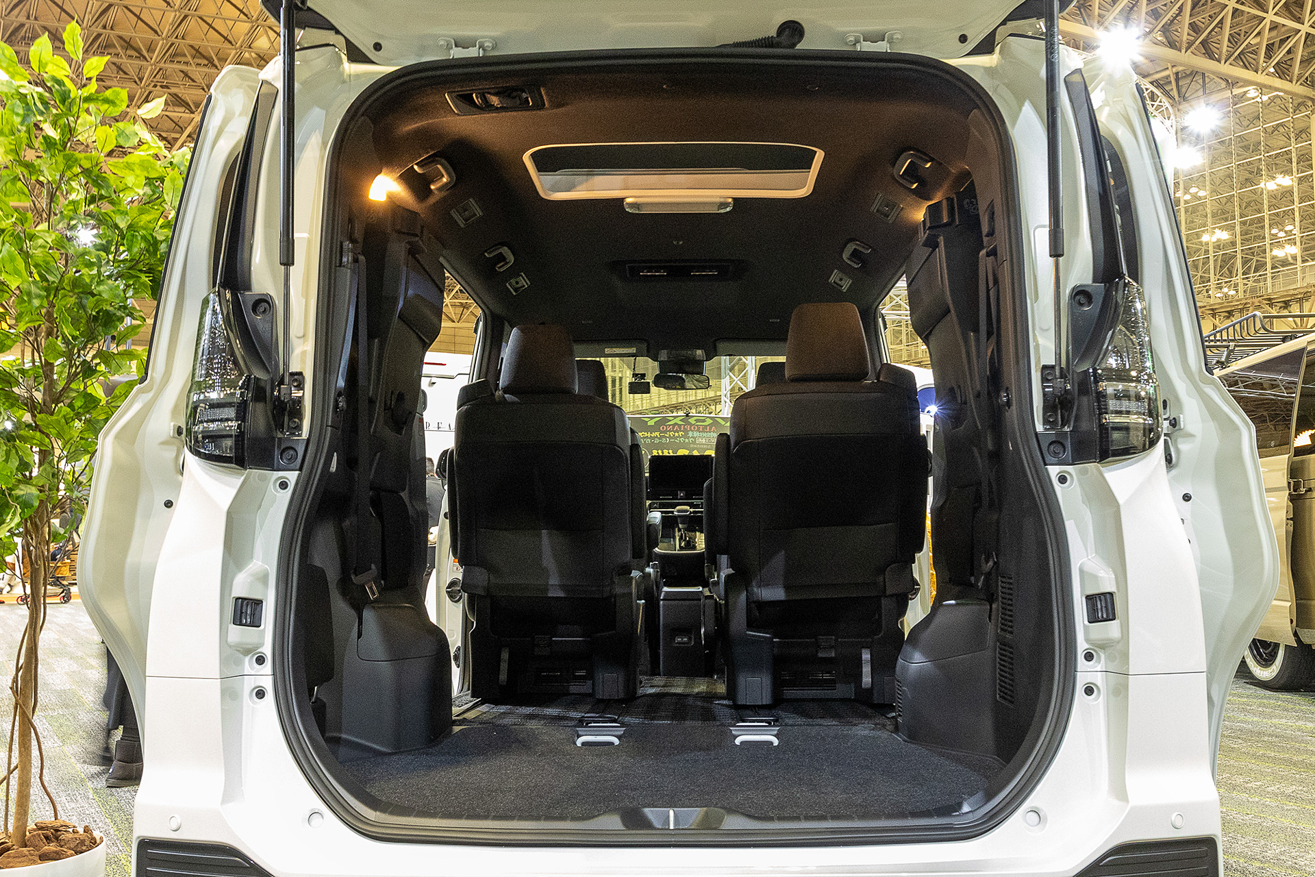 ラゲッジも広いのでキャンプギアを多く運べる。また、ポップアップルーフだけでなく、車内でも寝たいという人向けにオプションでベッドキット＋段差マット2枚の用意もある