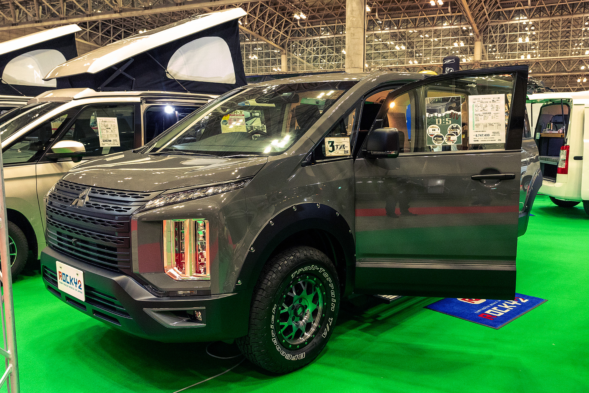 デリカD:5のサードシートを取り外し、新たにフレームを追加。それにより2名分の就寝スペースが作れるベッドキットを装着したモデル