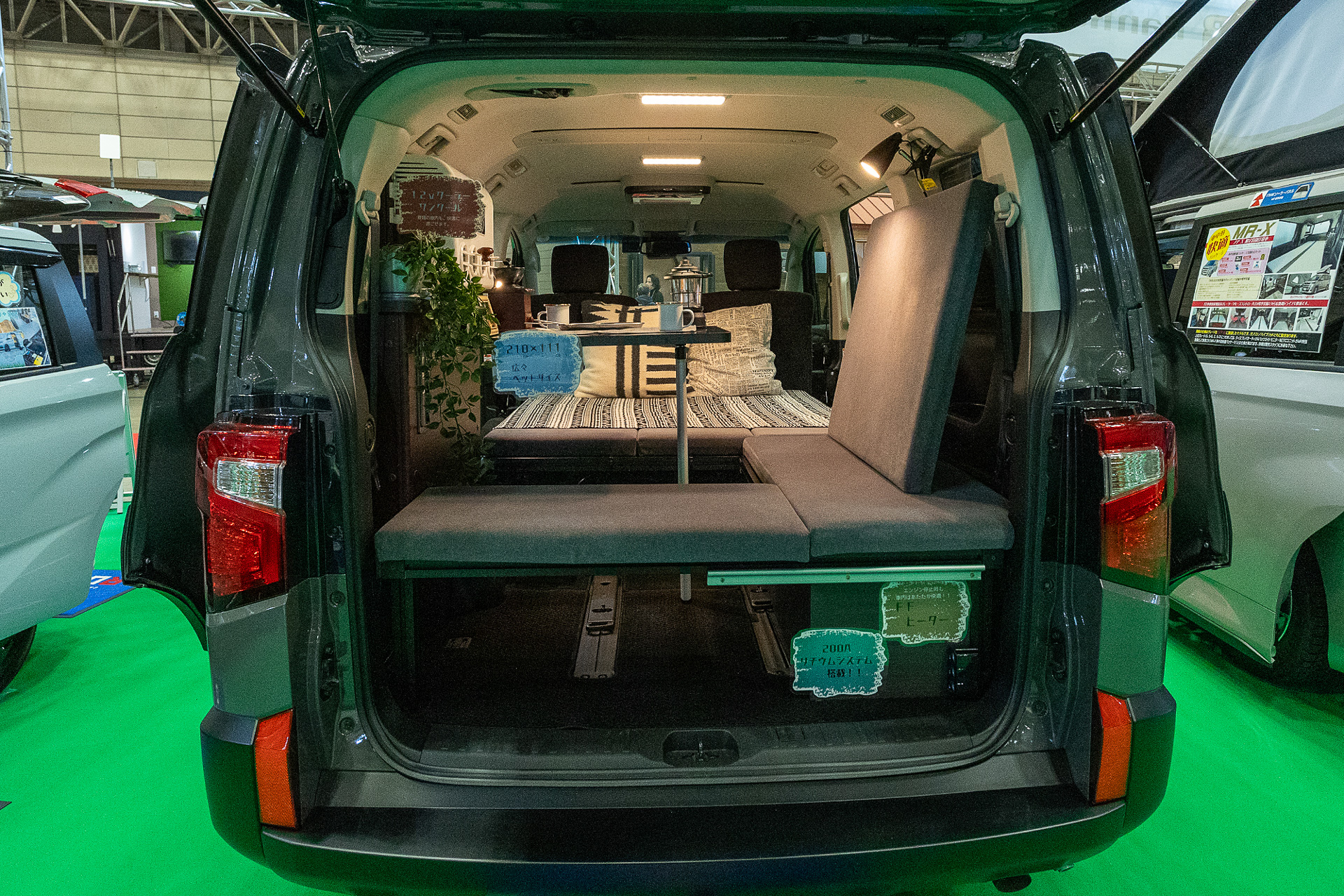 ベッドは2080×1360mmと広い。オプションとしてサブバッテリー、クーラーなどの電装品からFFヒーターなどが付けられるため、ベーシックな車中泊仕様から装備充実のキャンパー仕様までスタイルが選べる