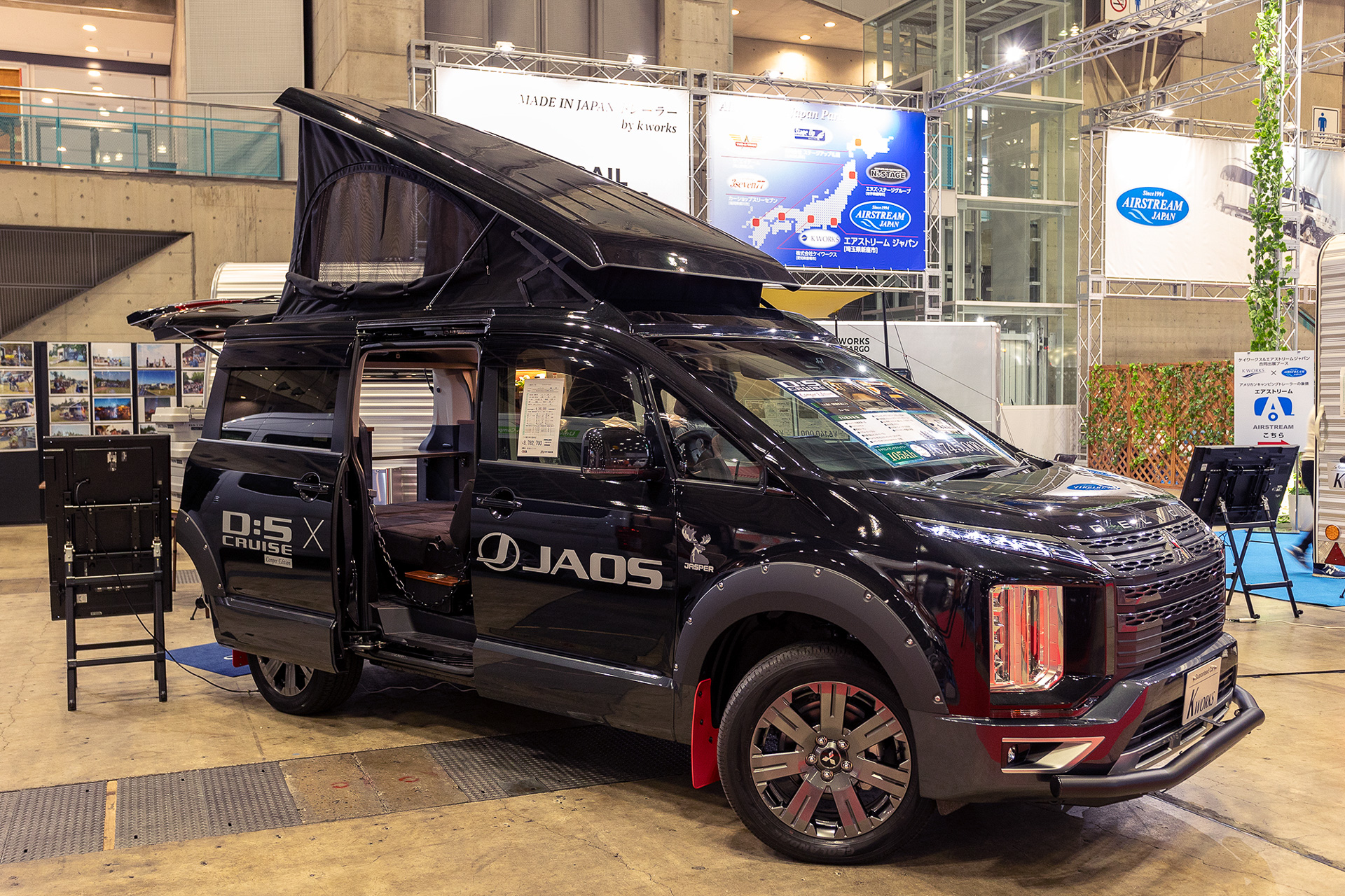 ケイワークスのデリカD:5 クルーズ Camperエディション。車内の就寝人数は2名だがオプションのポップアップルーフを付けると就寝人数は4名になる