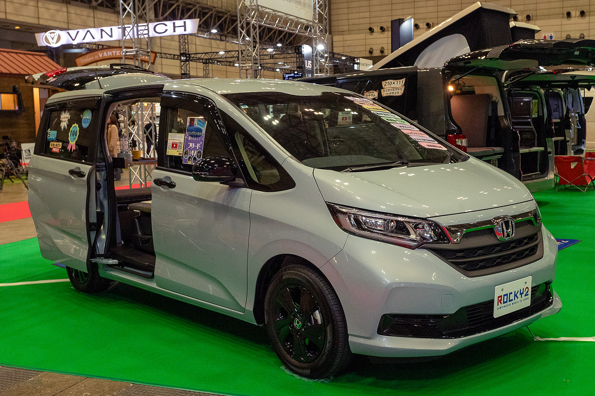 コンパクトながら広く使い勝手のいいホンダ フリード＋の室内をリビング＆ベッドスペースにしているロッキー2のフリード＋MV。ソロ、もしくは2名で使うのがちょうどいいクルマ