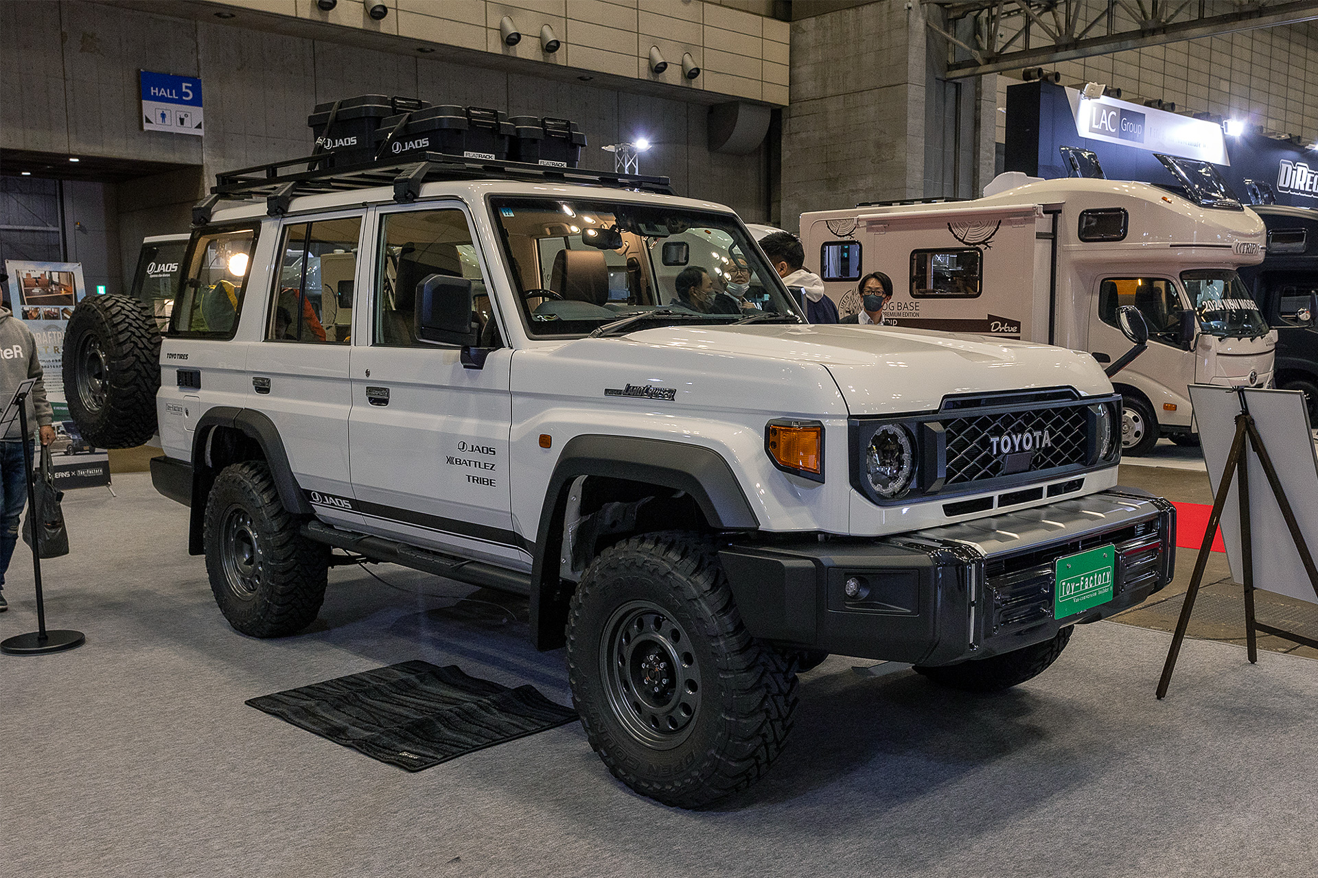 トイファクトリーが発売するトヨタ ランドクルーザー70用のベッドキット装着車