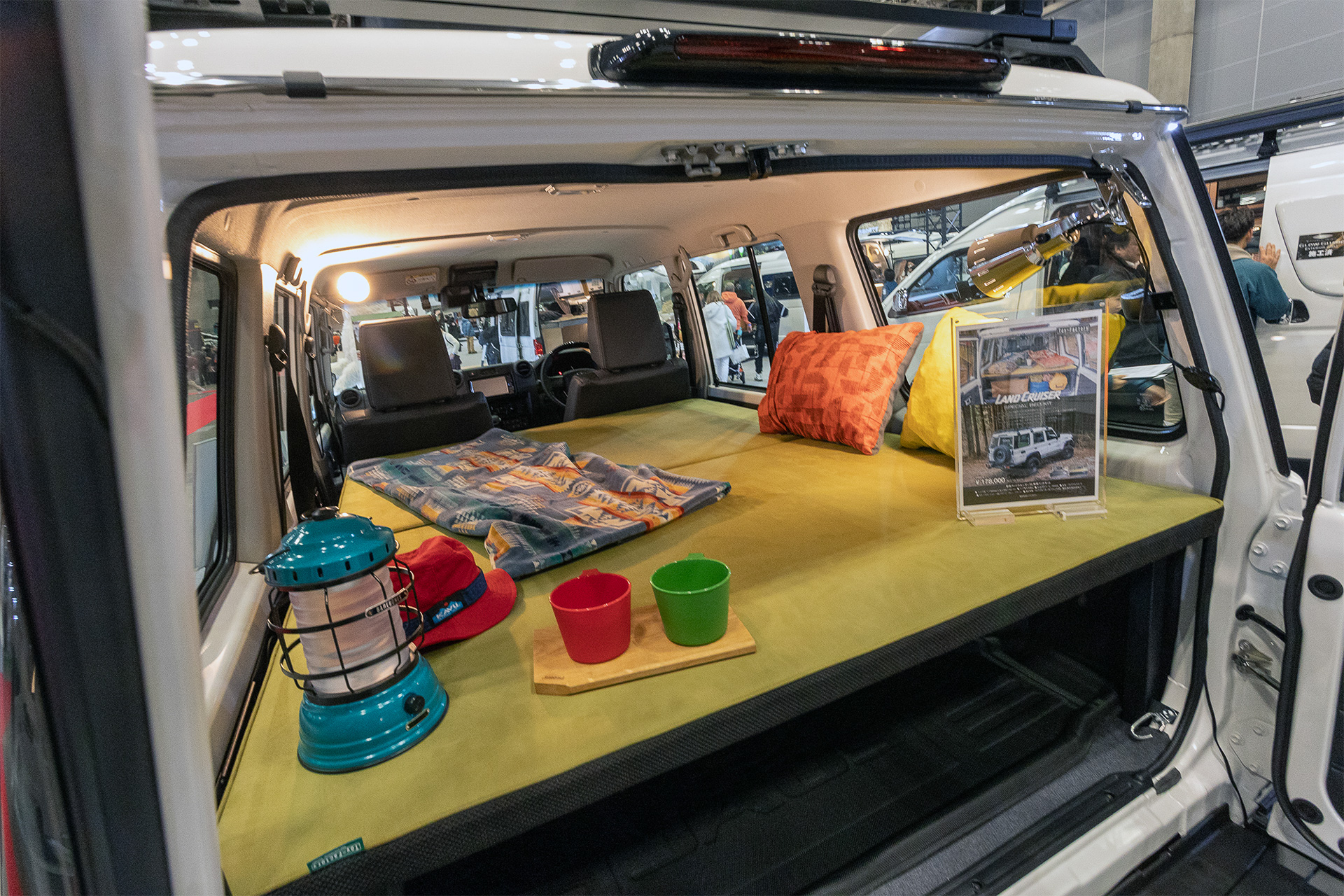 大人2名が就寝できるサイズのベットが作れる。ラゲッジ部にスチール製フレームを組み、セカンドシートをたたんでその上にマットを敷く