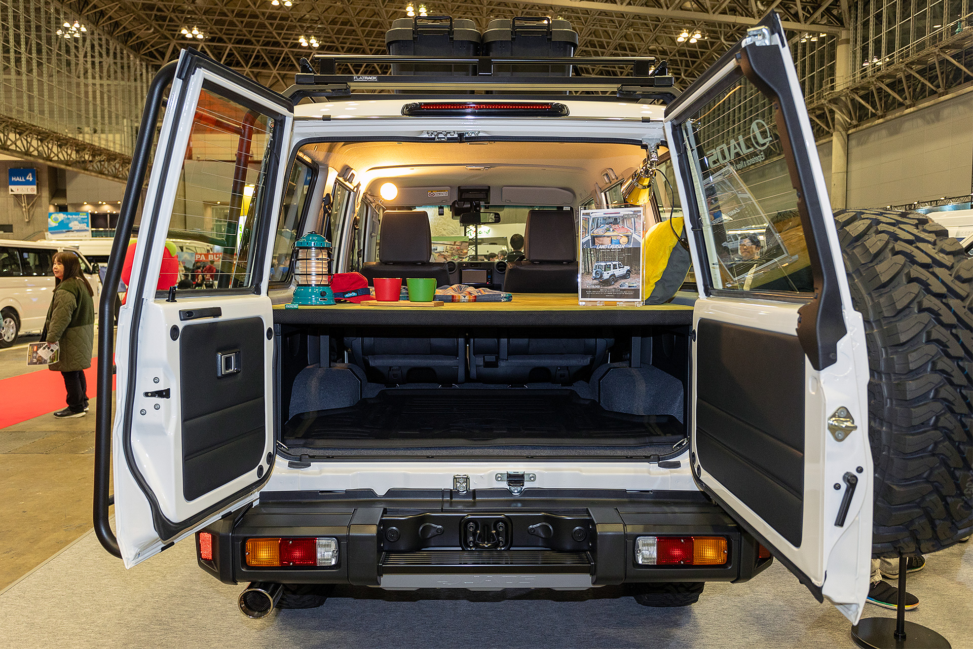 ベッド下に収納スペースも作れる。ただ、天井は近いので食事や着替えは車外でやる方がよさそう