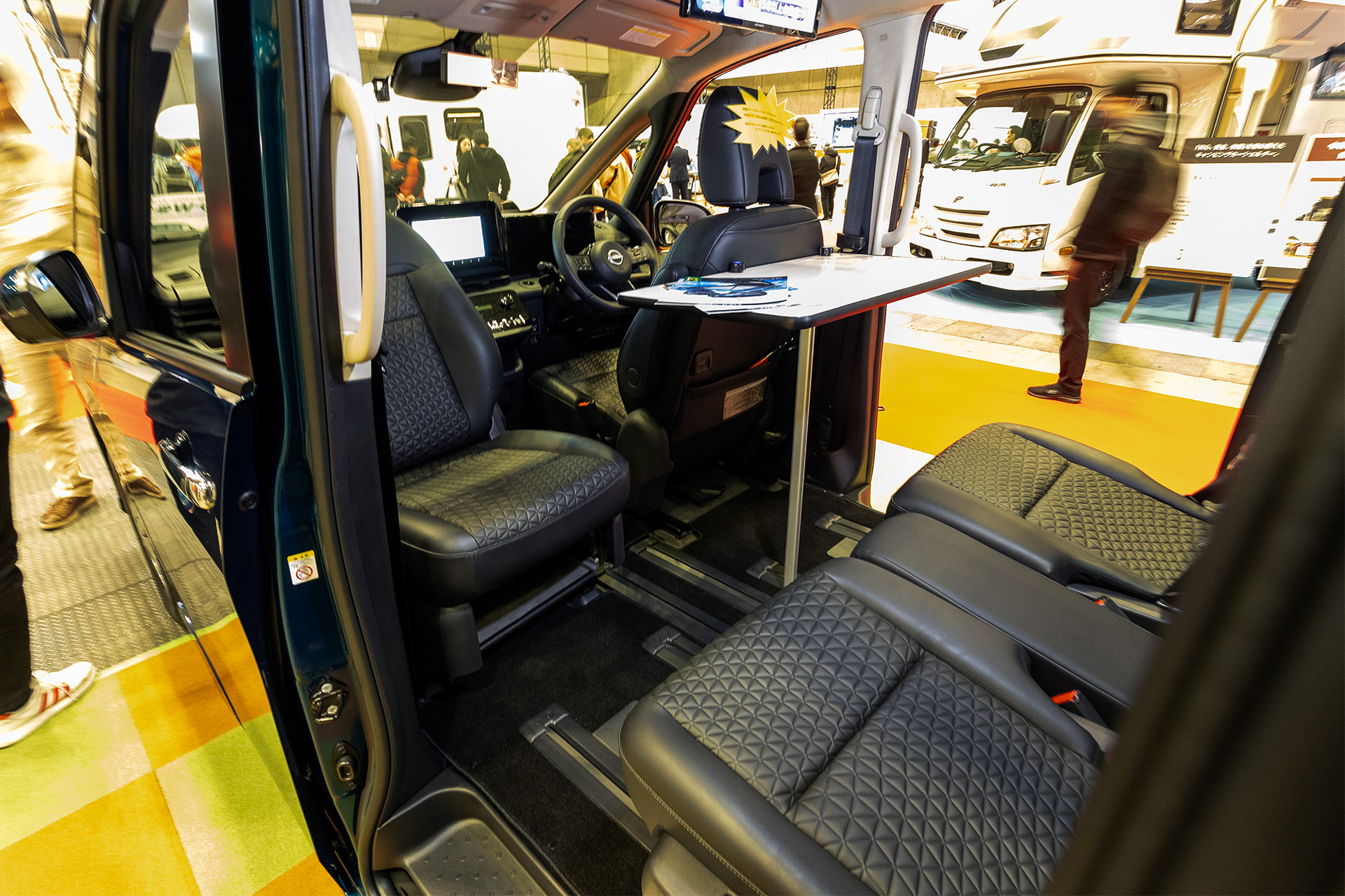 セレナP-SVのインテリア。展示車には回転シートが付いていたので2列目と向かいあわせのダイネット展開となっている