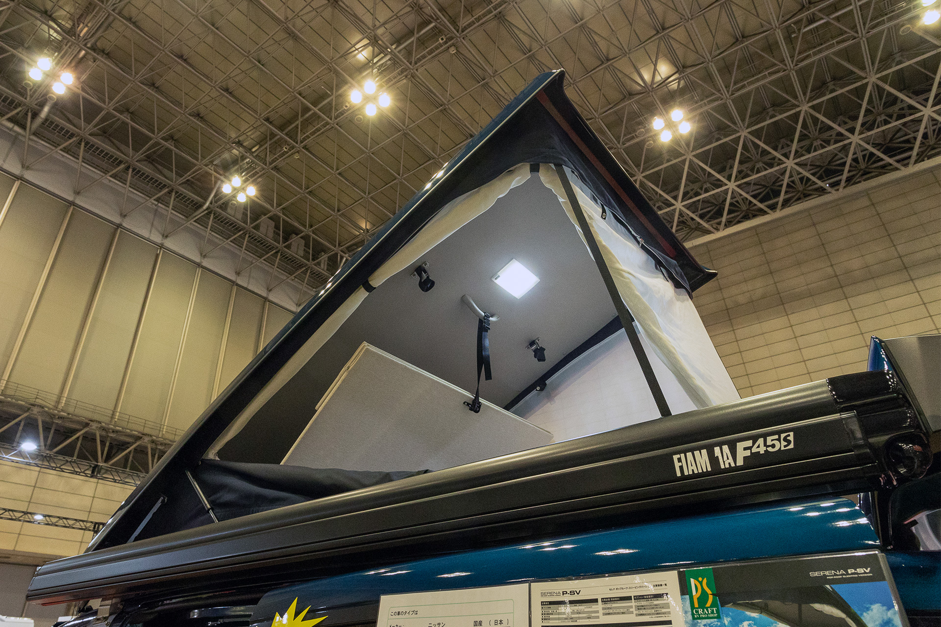 テント部はフルクローズのほか、メッシュ、オープン、そしてレインカバーと使い分けることができる