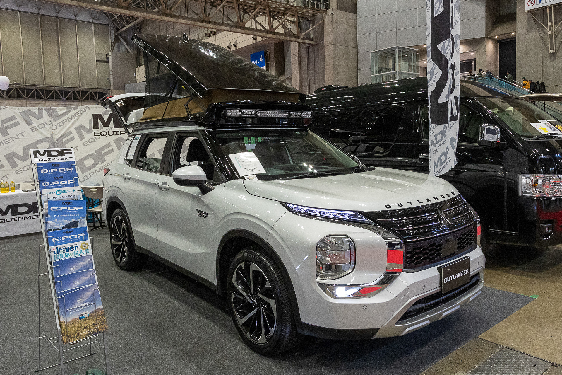 西尾張三菱自動車販売が窓口になるMDFエクイップメントのアウトランダーPHEV E:POP。ポップアップルーフが標準装備。駆動用バッテリーが満充電であればエンジンを掛けずにエアコンが約8時間使える