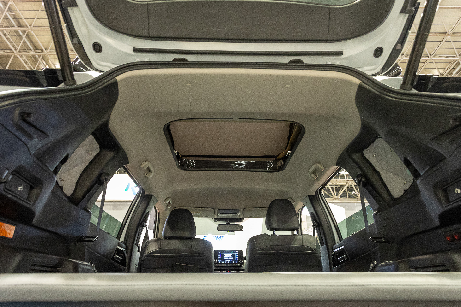 ポップアップルーフへの入口は広く取られている。ルーフテントには大人2名が就寝できる