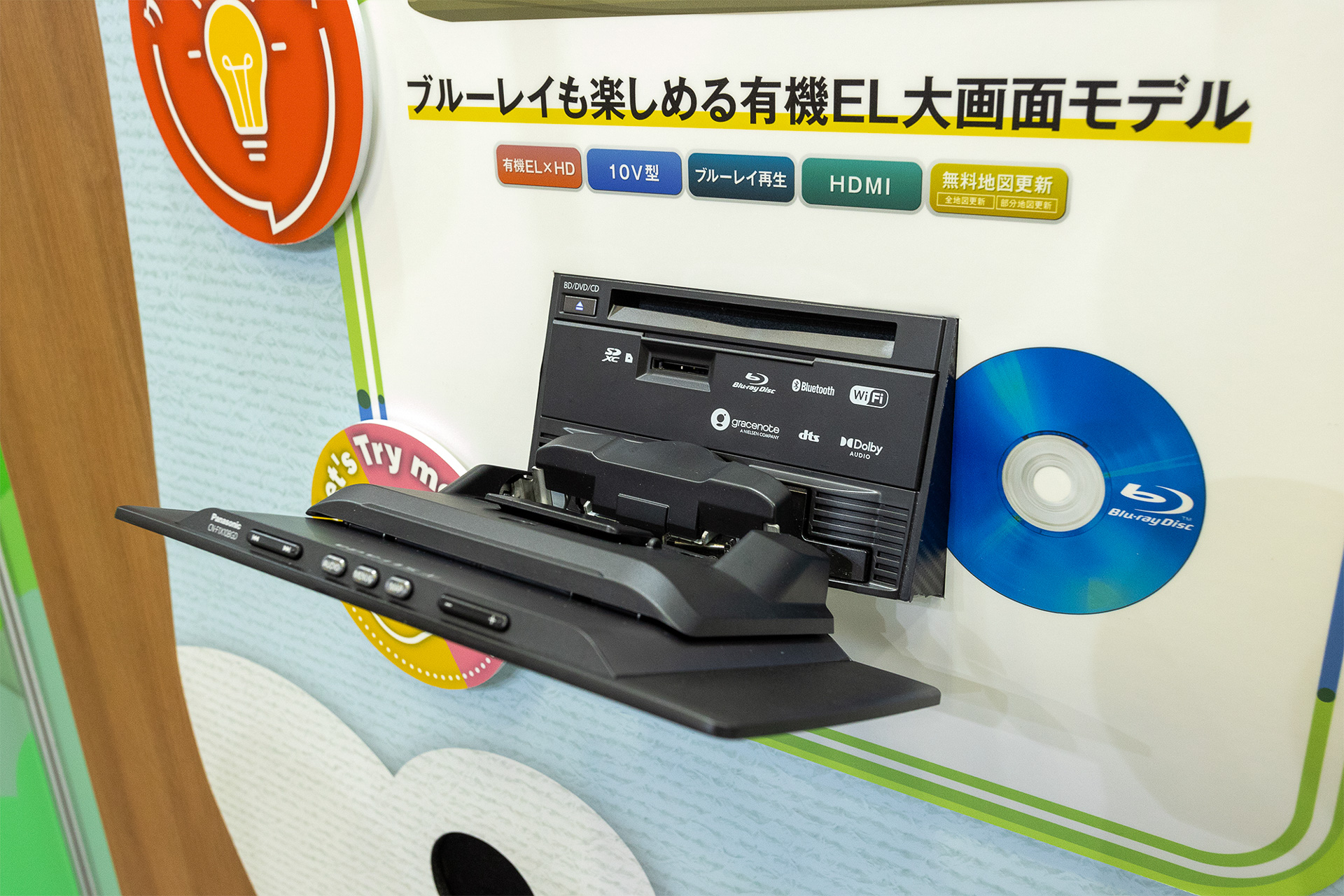 ディスプレイは薄型軽量にこだわった作り。ボディの材質はなんとマグネシウム。複雑な動きをガタ付きなく、そしてスムーズに動かせるヒンジの作りも絶品。機械好きが作りのよさで選んで買っても納得できる製品