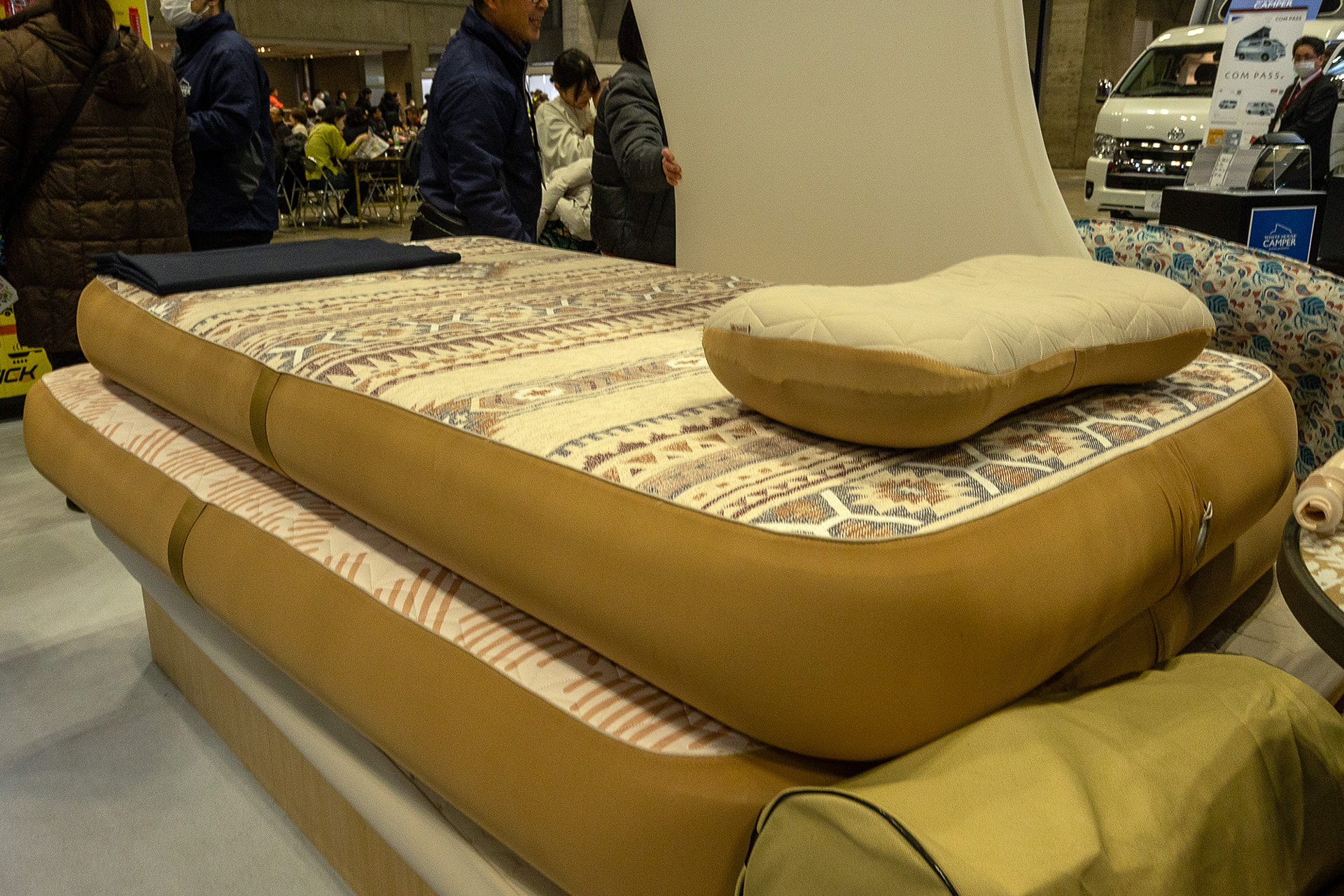 ここからは写真で紹介していく。ホワイトハウスキャンパーが取り扱う「Takibi」ブランドのエアベッド。内部に「柱」のような構造があるのでエアベッドにありがちな不快な沈み込みや折れ、変形がない。ミニバンのシートを倒したような段差がある条件には特によさそう