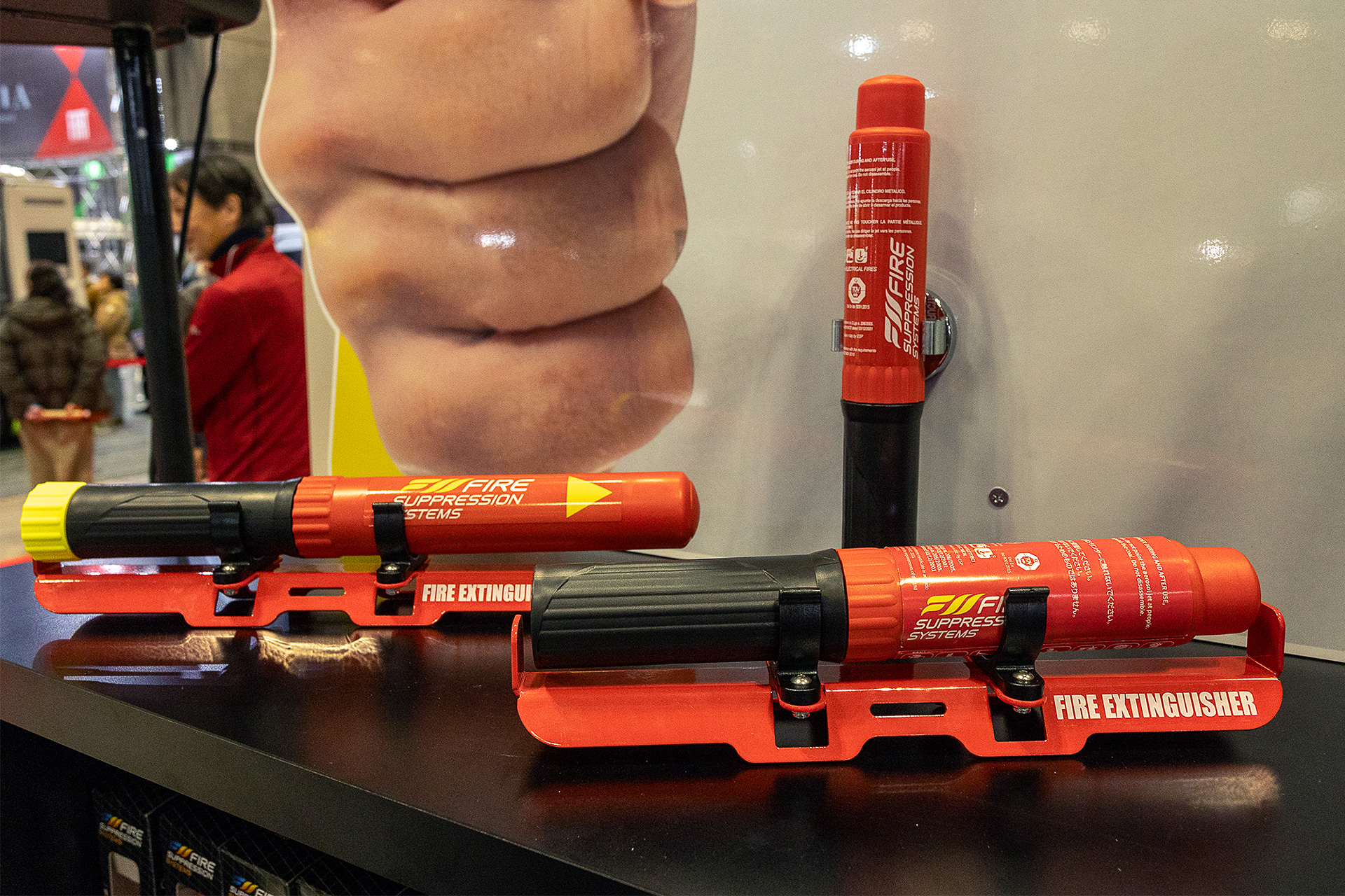 TCLが扱う初期消火用の消火具「ファイヤー ショーカ スティック」。欧州のキャンピグカーでは高い装着率になっているという