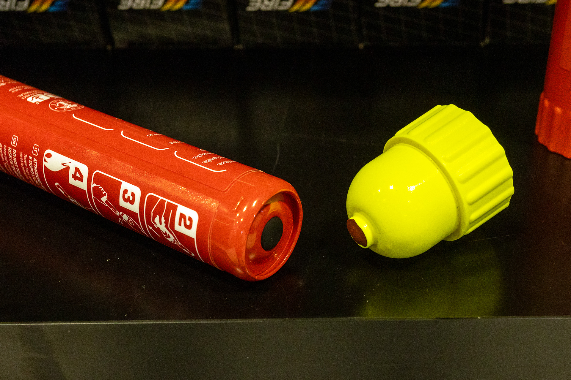 先端をマッチのようにこすって使用。噴射時間は100秒（ロングタイプ）と長く、手を離しても噴射が続くので、火元の近くに置いてから安全な位置まで避難もできる