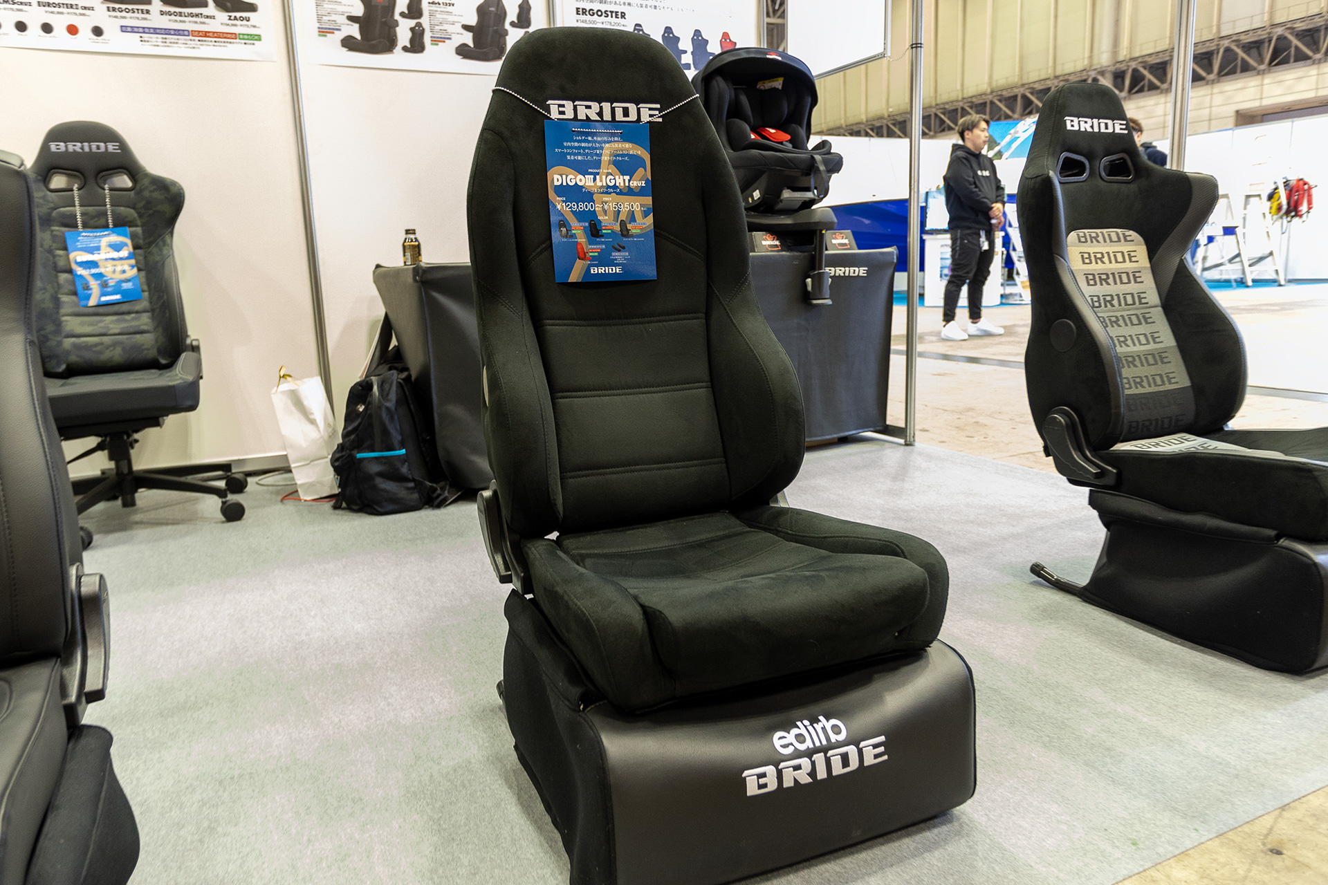 ロングドライブではシートの性能次第で疲れが大きく変わる。クッション性はもちろん、カーブで身体が横にずれないホールド性のいいシートにすると身体によけいな力が入らないので疲れにくくなる。日本のスポーツシートメーカー「ブリッド」が出展していた「ディーゴIIIライト クルーズ」はキャンピングカーに人気のシート