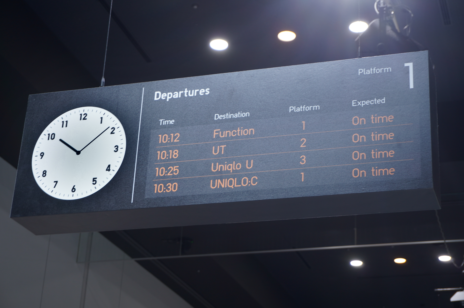 ホームの電光掲示板や広告、停車駅の案内板もよく見るとユニクロの「LifeWear」アイテム