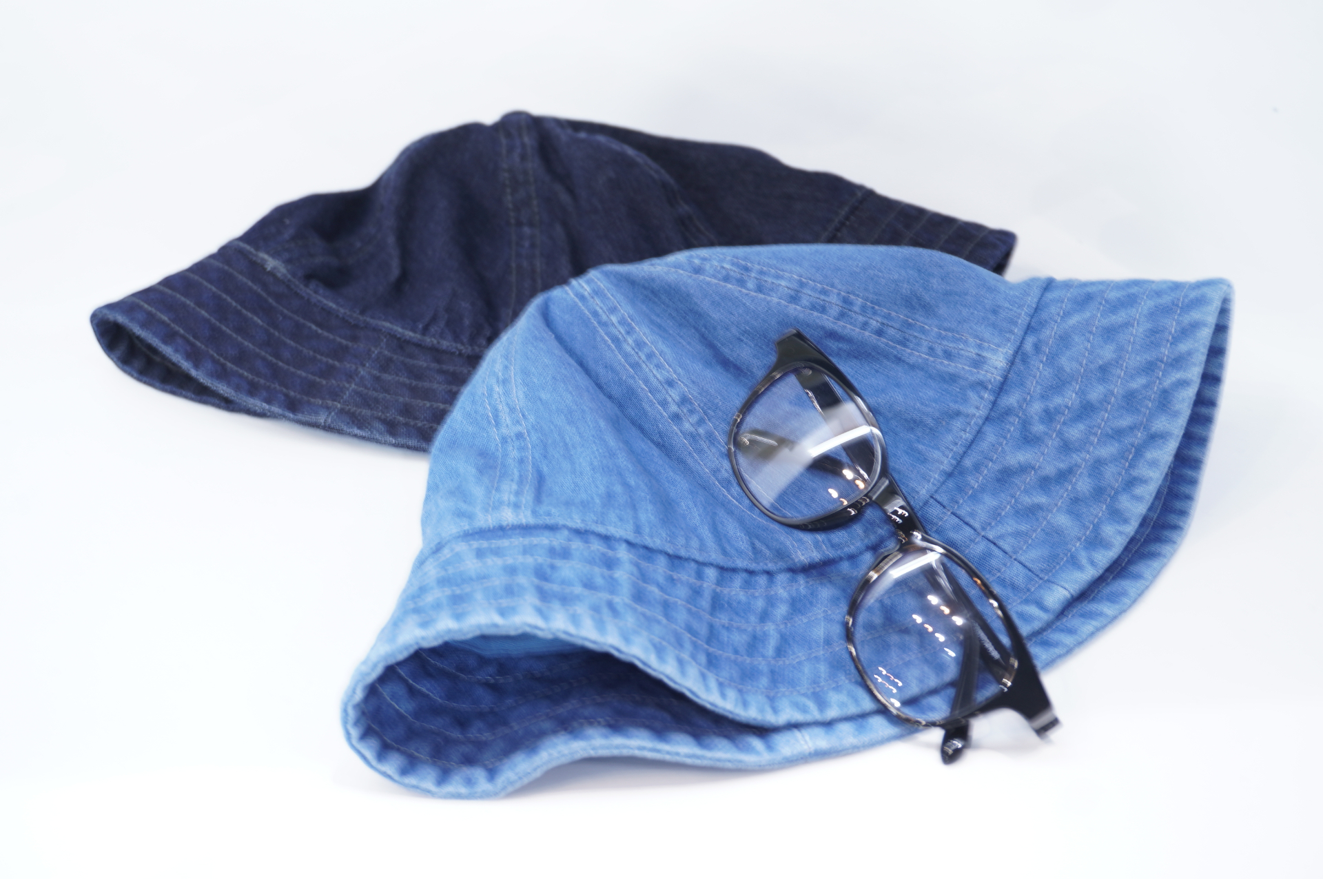 カジュアルながら都会的な着こなしができるデニムとカーキのアイテム