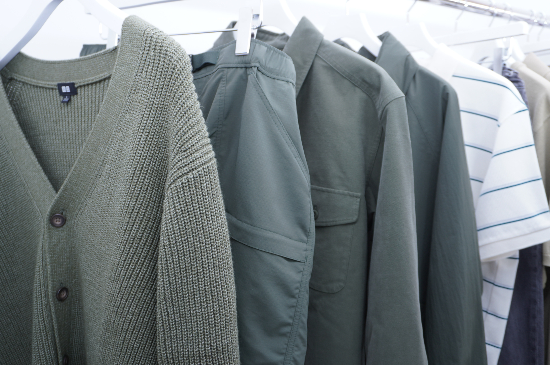 カジュアルながら都会的な着こなしができるデニムとカーキのアイテム