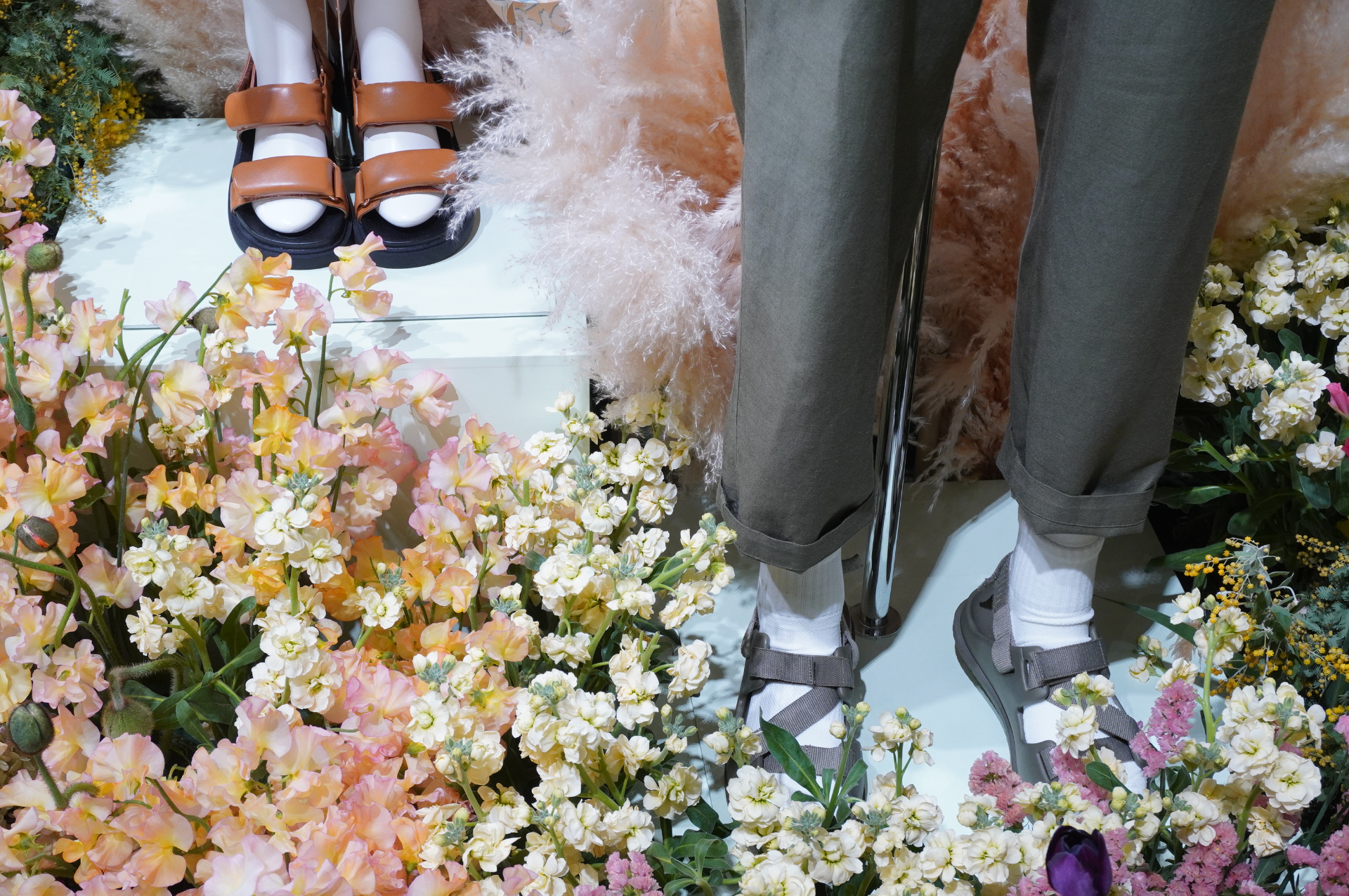 足元もスニーカーやサンダル×ソックスで春夏らしく