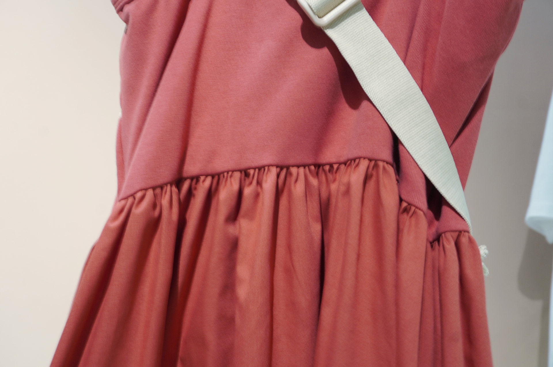 コットンとウォーブン（織り）の異素材感がさりげないポイント