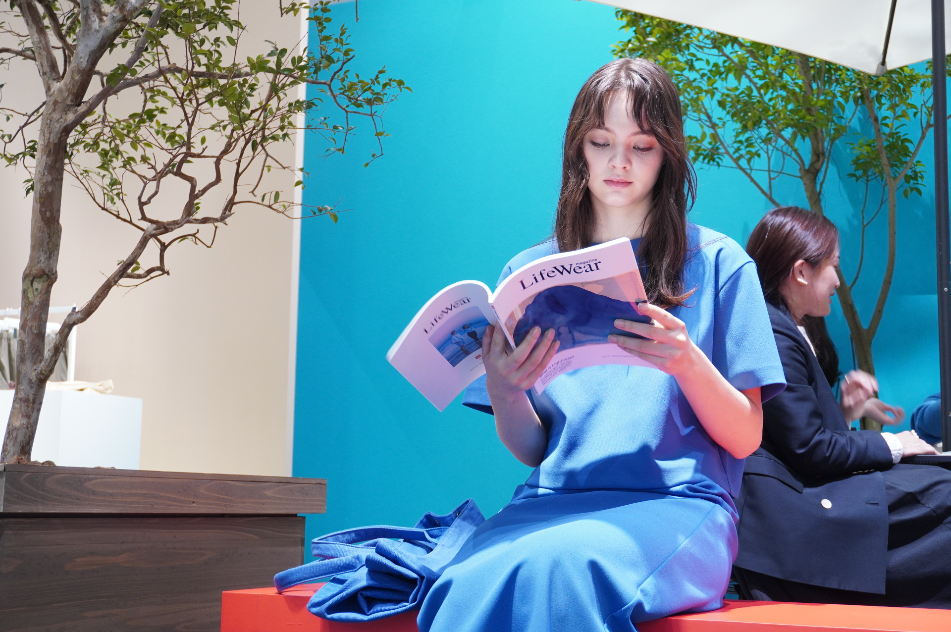 エネルギッシュで色鮮やかなレディースアイテムを展開