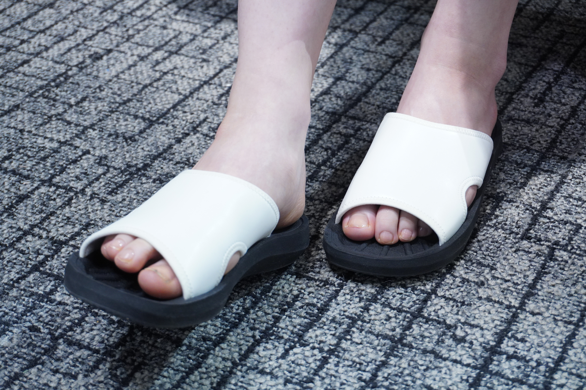 エネルギッシュで色鮮やかなレディースアイテムを展開