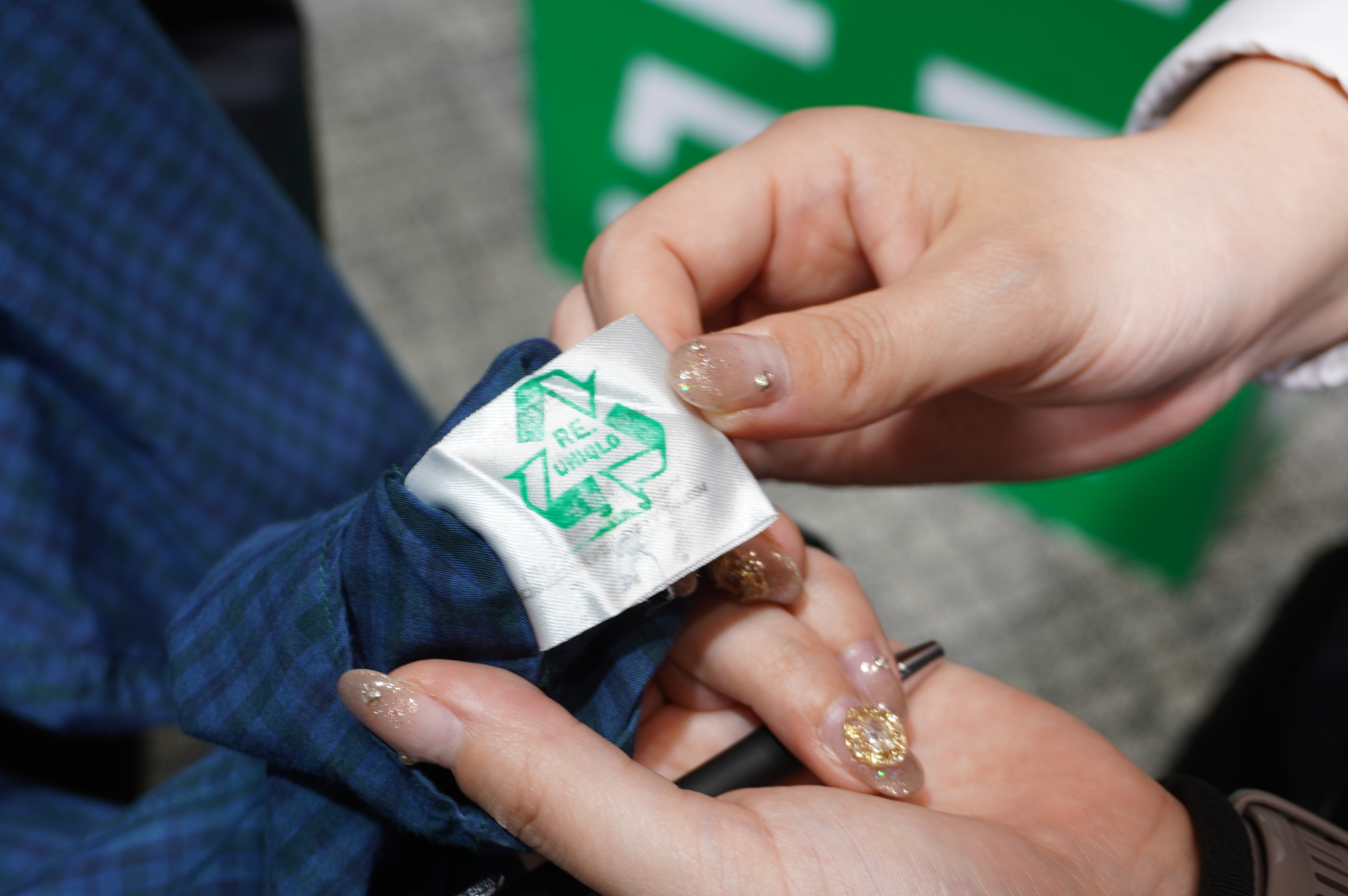 回収した服を厳選し、洗浄・染色することで味わいのあるデザインに