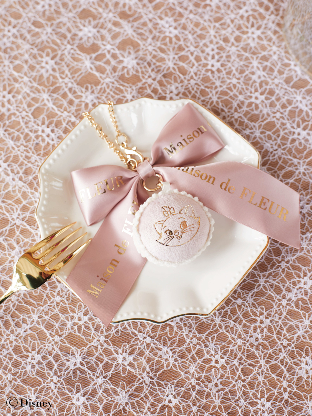 パリのスイーツ・マカロンをモチーフにした「Disney Marie/マカロンリボンチャーム」。サイズは11×13cm（幅×高さ）