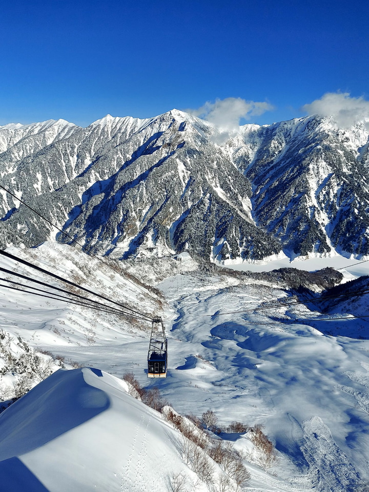 立山黒部アルペンルートで春の風物詩「雪の大谷フェスティバル」。雪壁