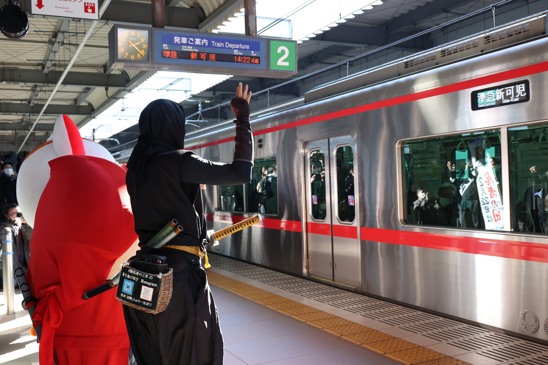 名鉄電車でも忍者による見送り