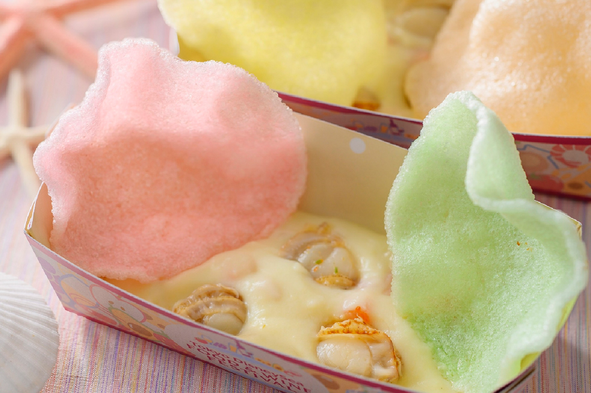 「ホタテ貝のマッシュポテト、シュリンプチップ添え」（800円）