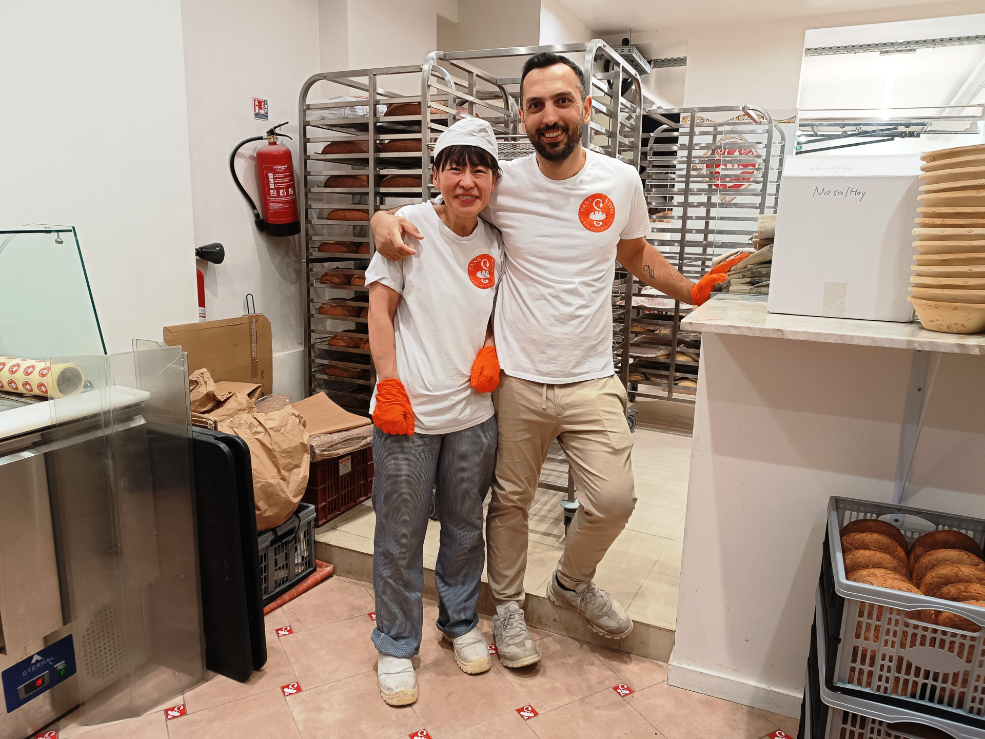 葉子さんとシェフ。シェフは箔押師（金箔を張る職人）などをされていたそう