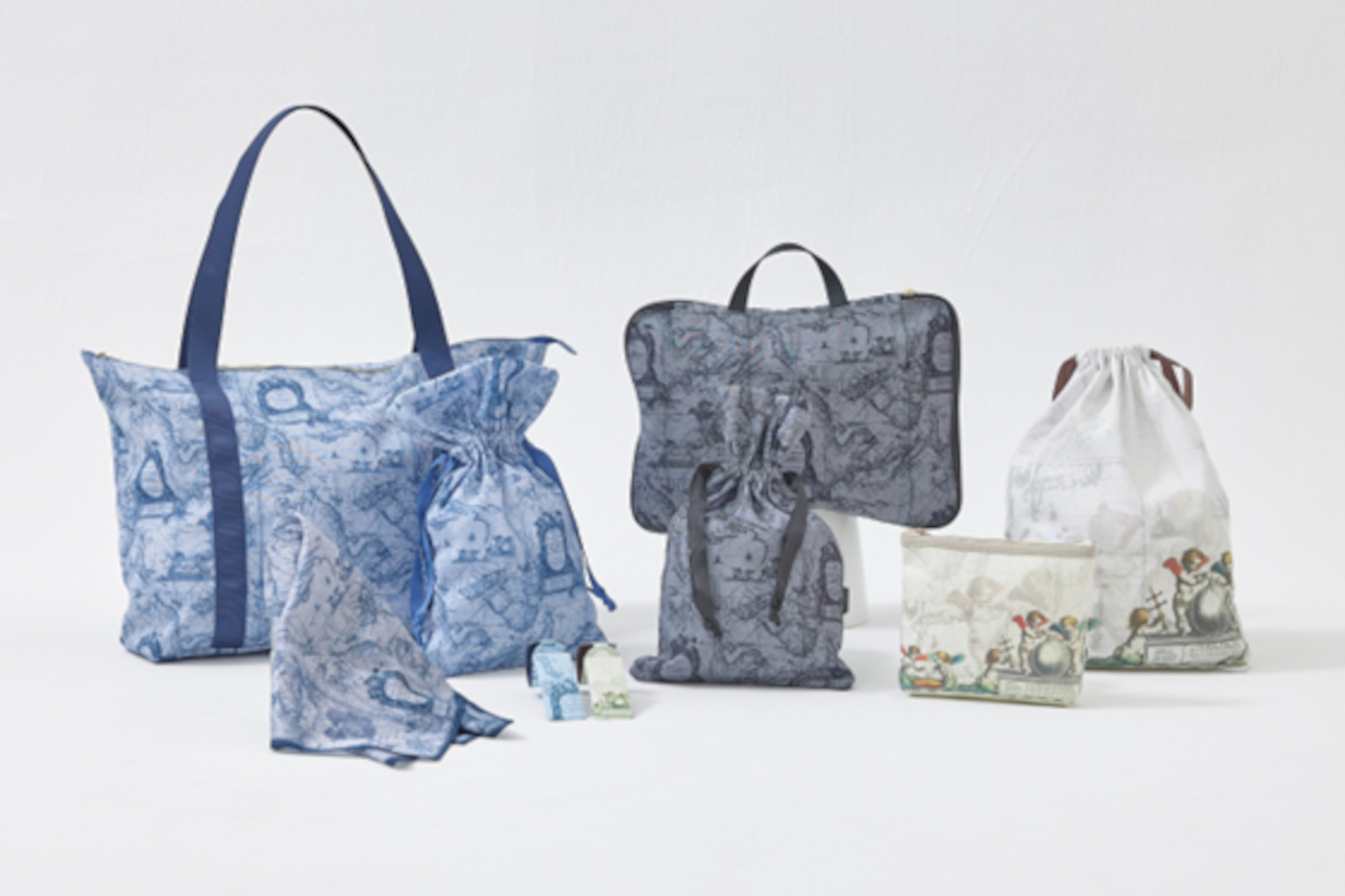 天使と日本が描かれた西洋製古地図モチーフのトラベルアイテム発売