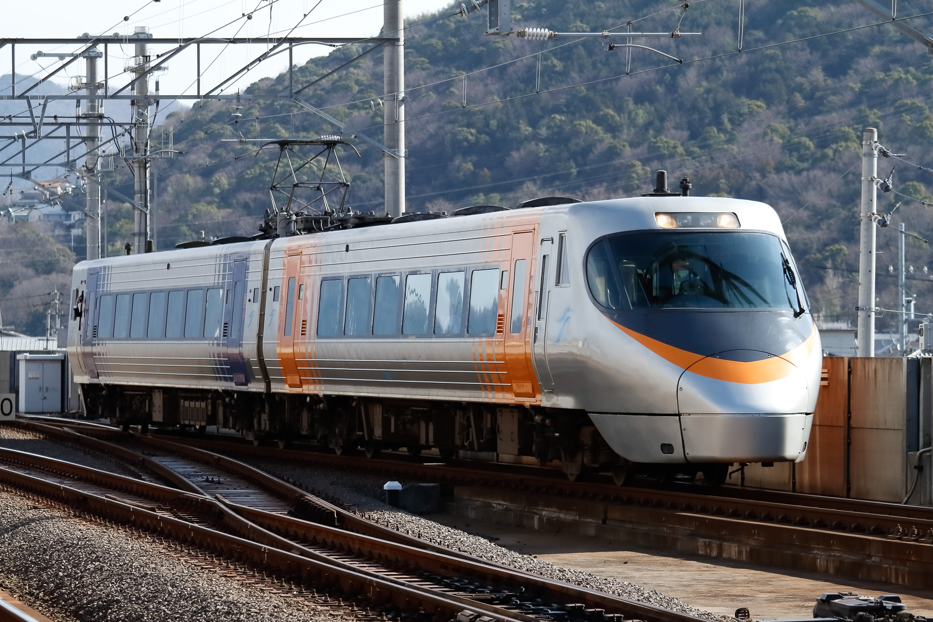 JR四国の特急「いしづち」は、3両編成から2両編成に減車していた時期があった（2013年1月の撮影）。このときの号車番号は1号車と3号車。こうすれば、抜かれた2号車をもとに戻す際の手間は最小限で済む