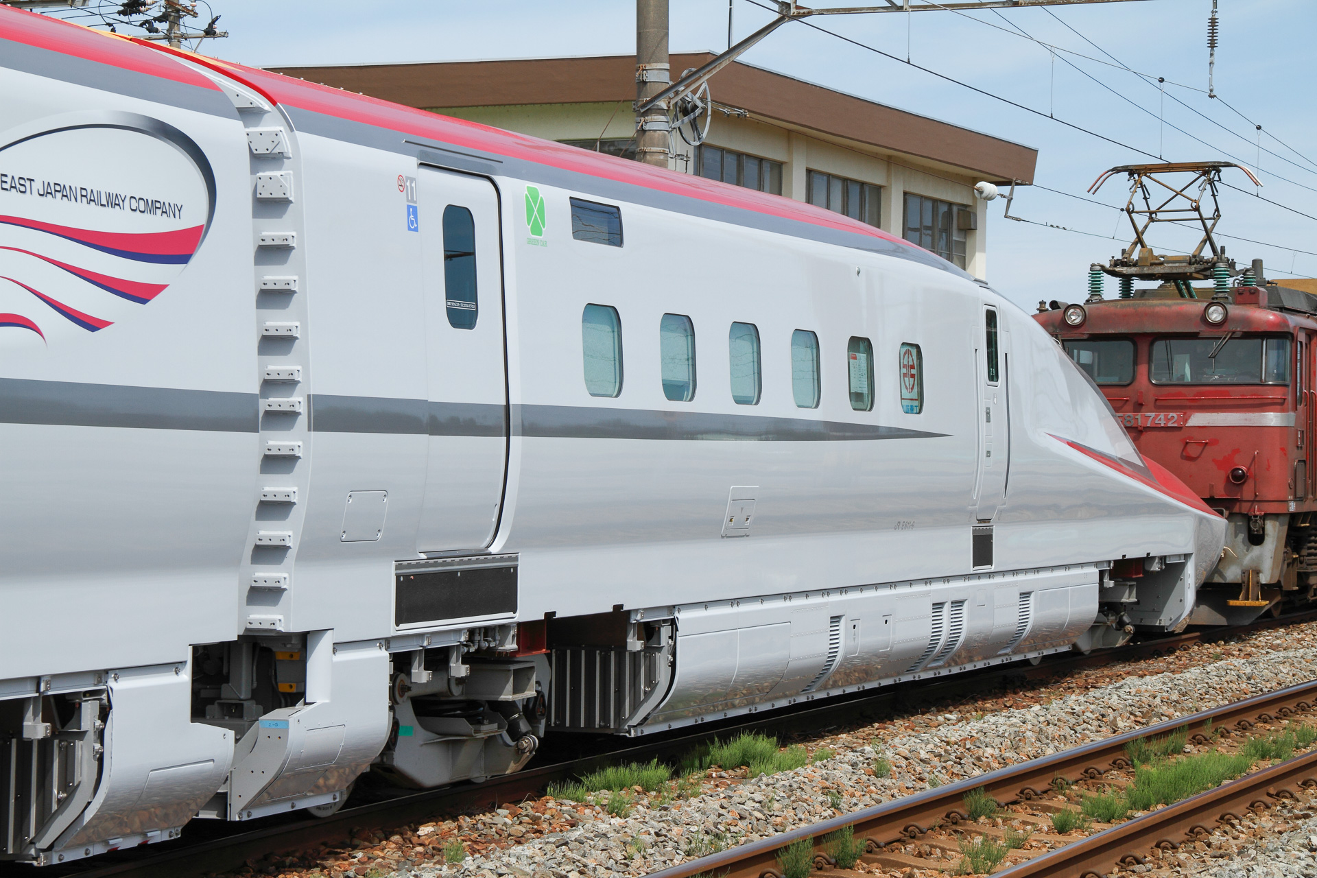 「こまち」のE6系電車。グリーン車は東京方の先頭車だが、これが11号車。以後、大曲方に向かって12～17号車が並ぶ