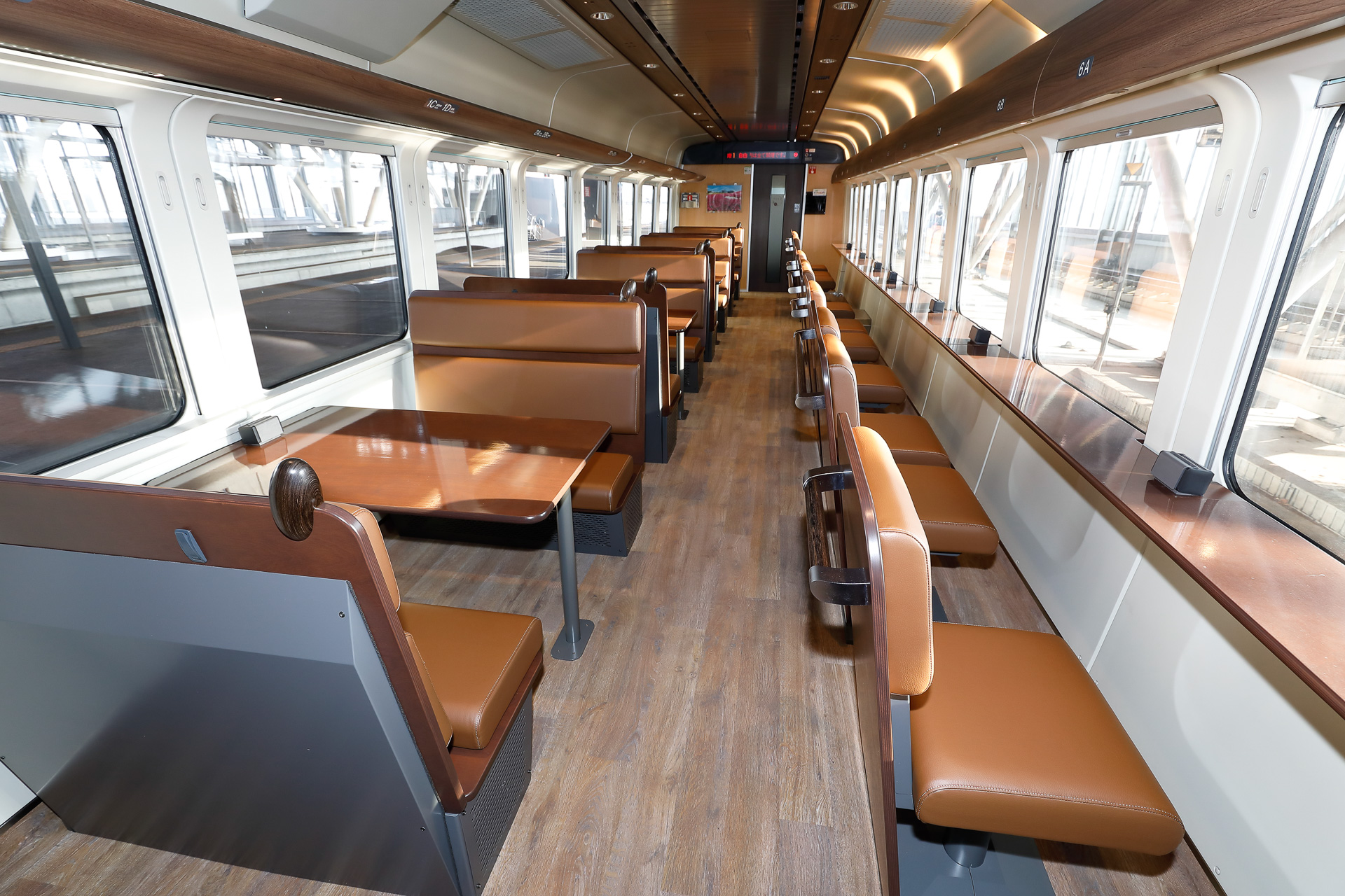 「はまなす編成」「ラベンダー編成」の一端に連結されているラウンジ車の車内