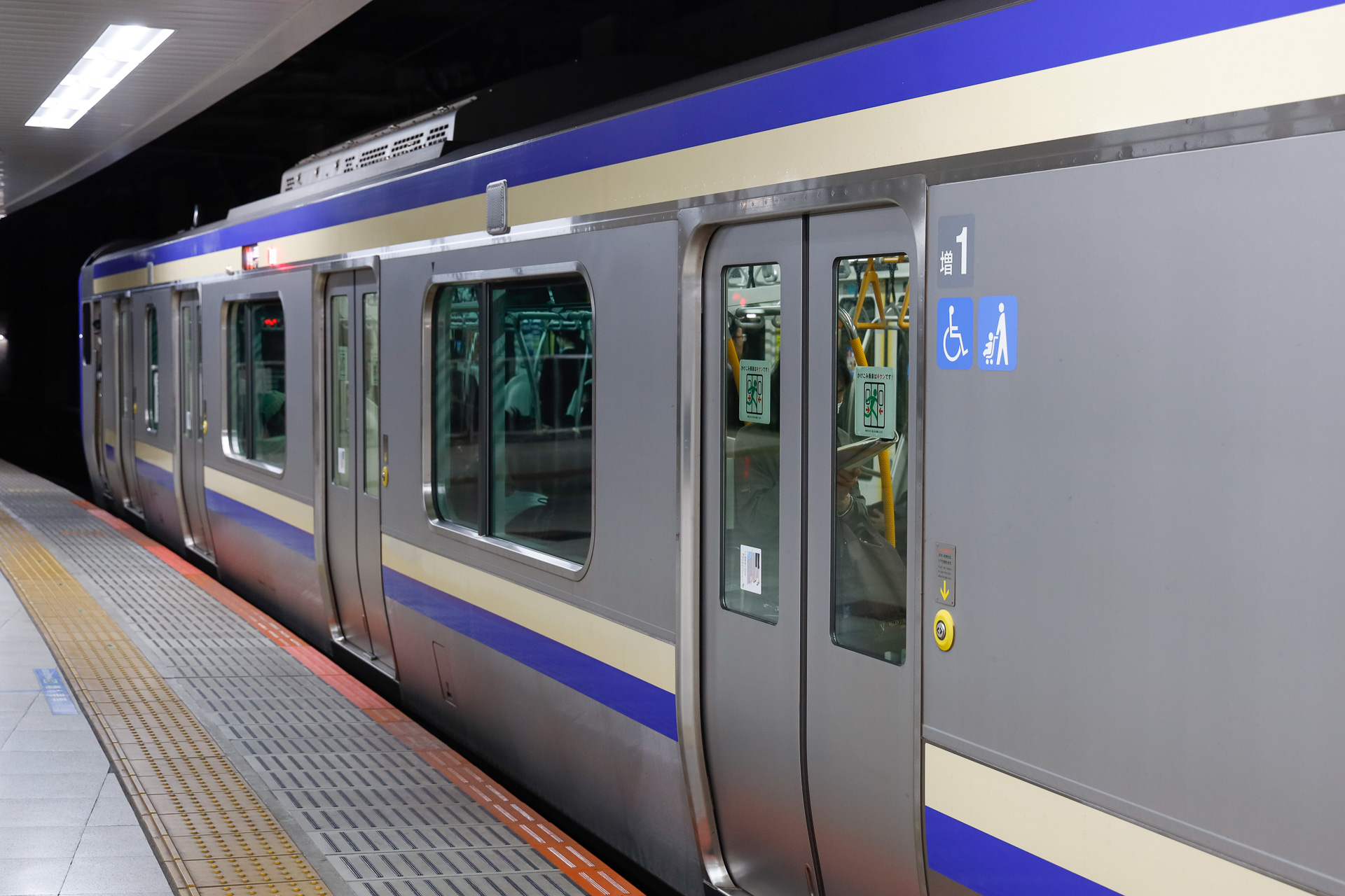 横須賀線・総武快速線の久里浜方先頭車。号車表示が「増1」となっている様子を確認できる