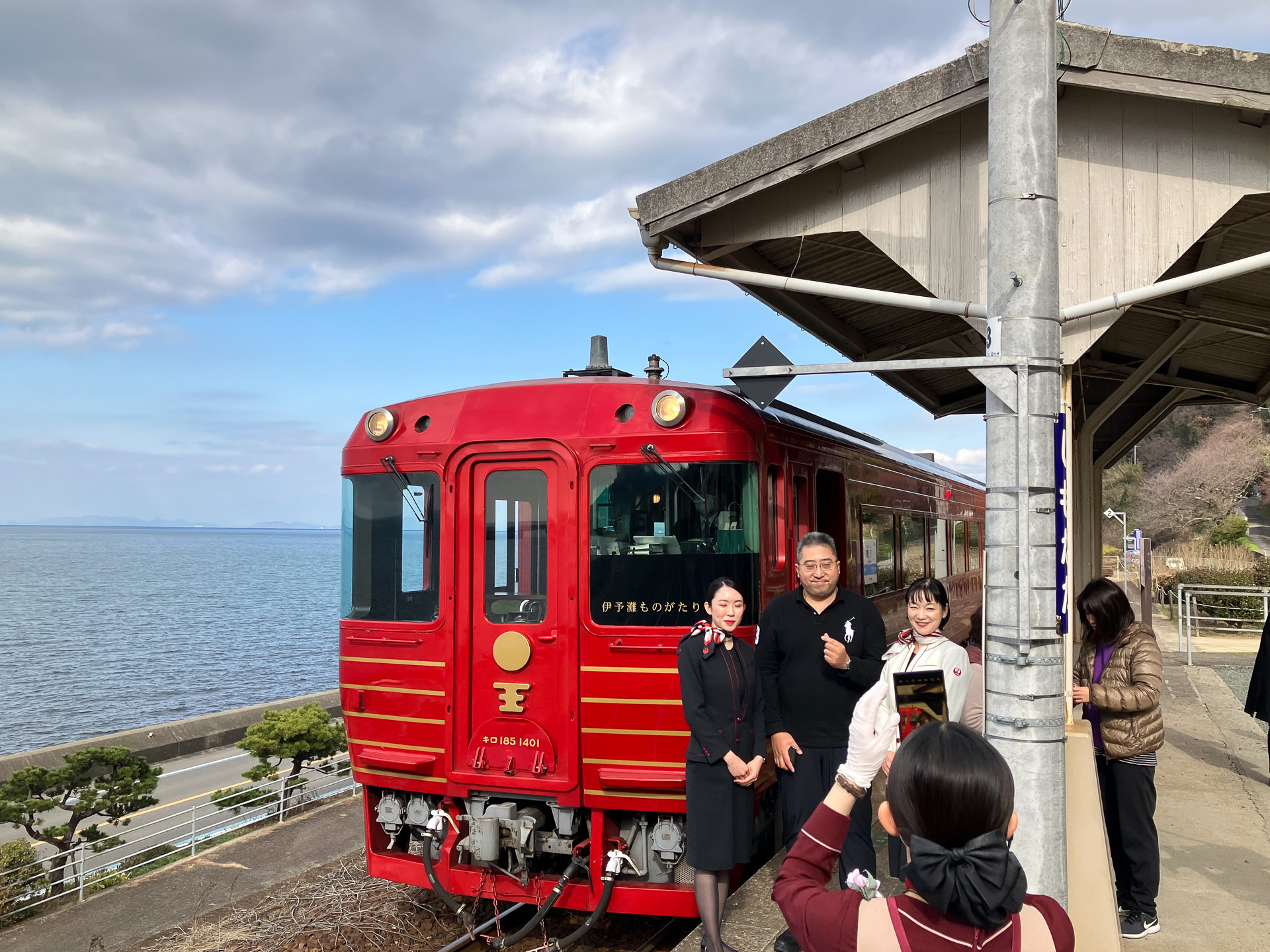 海に近い駅として有名な下灘駅で記念撮影