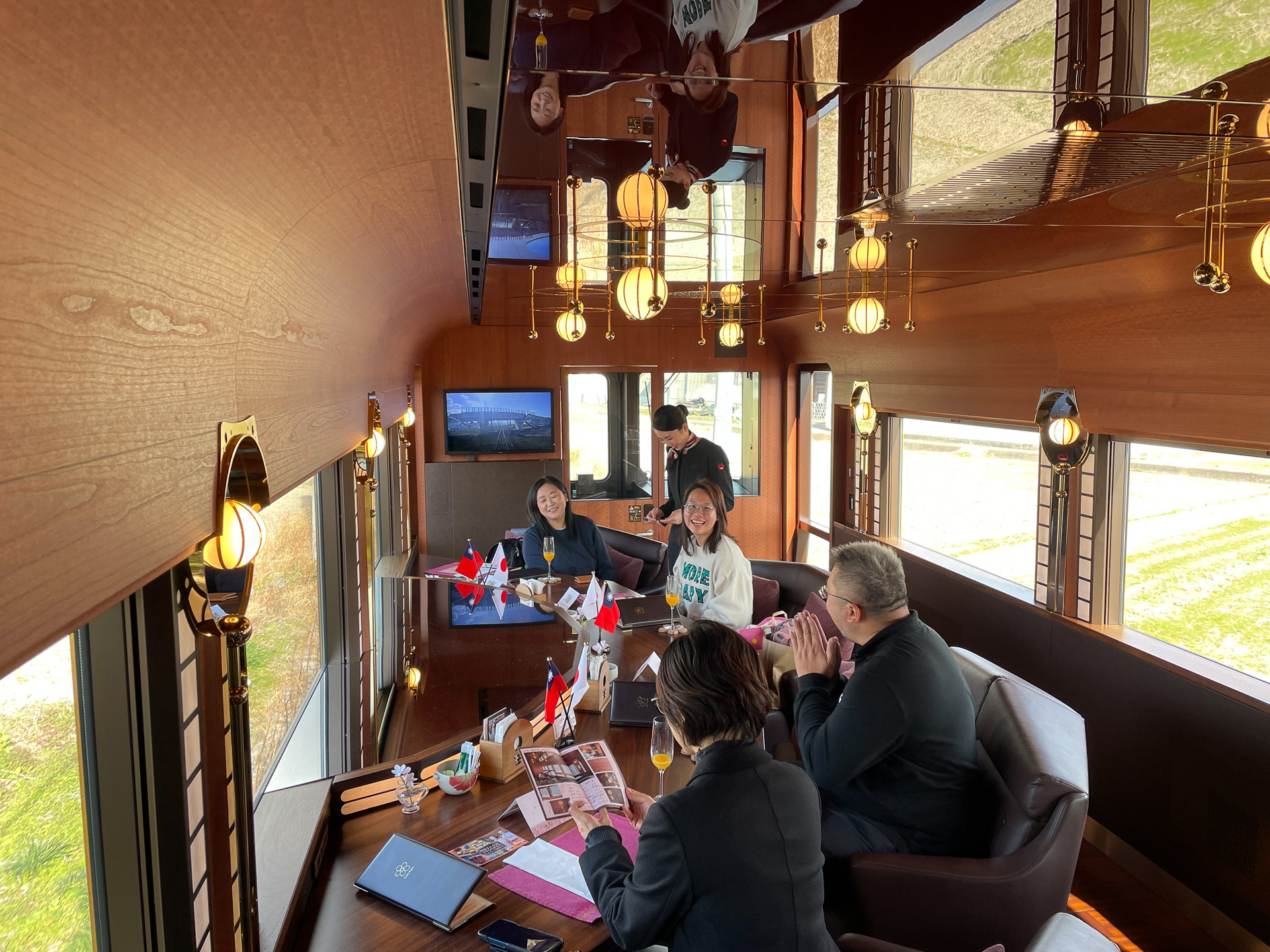 特別車両3号車車窓からの景色を楽しみながら、ゆったりとお過ごしいただけます。