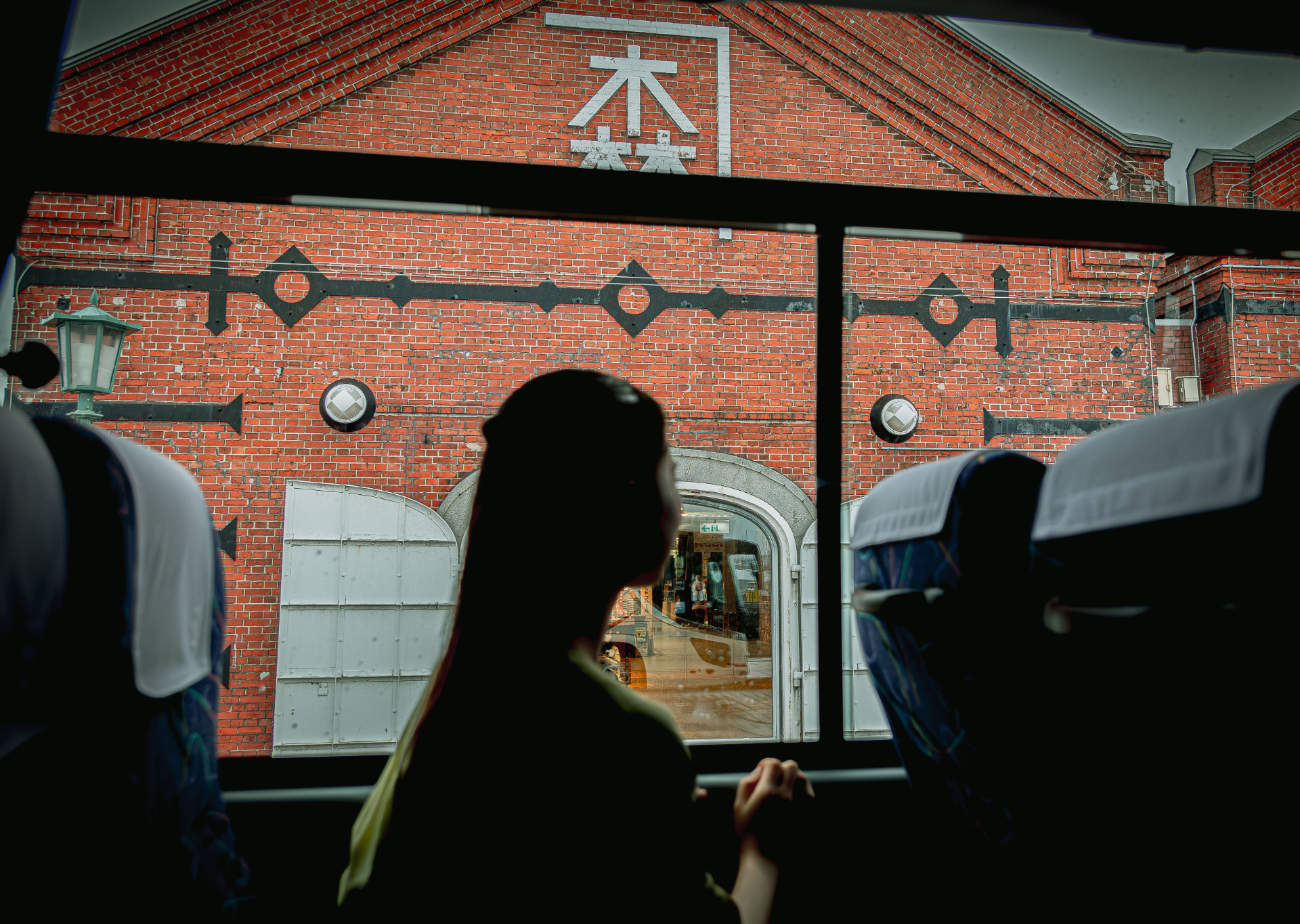 宿泊客限定の無料周遊バス「函館ぐるぐるフリーバス」を運行。はこだて自由市場～ベイエリア～元町公園～函館山ロープウェイ～五稜郭を結ぶ