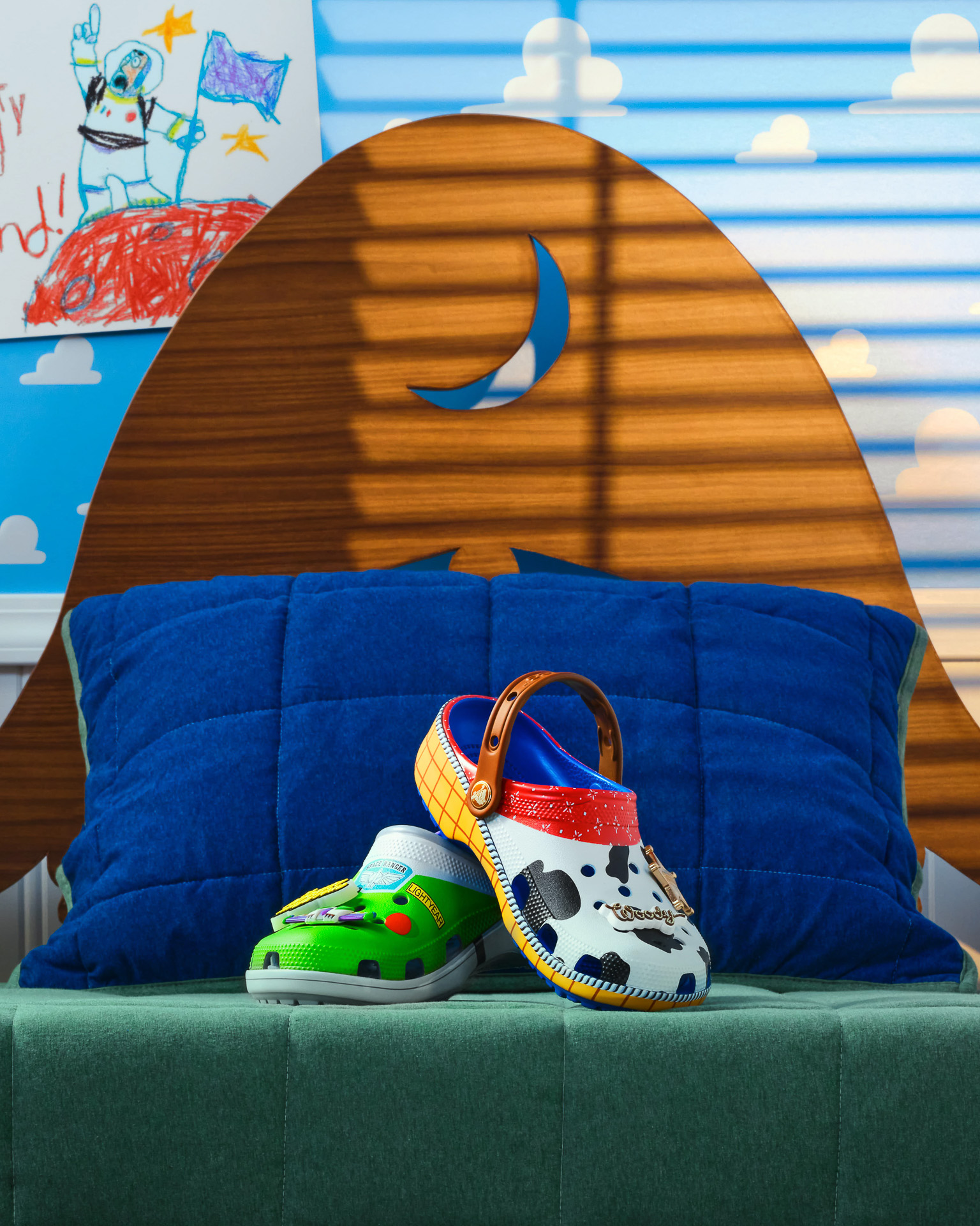 クロックスが「トイ・ストーリー」ウッディとバズのシューズを発売した